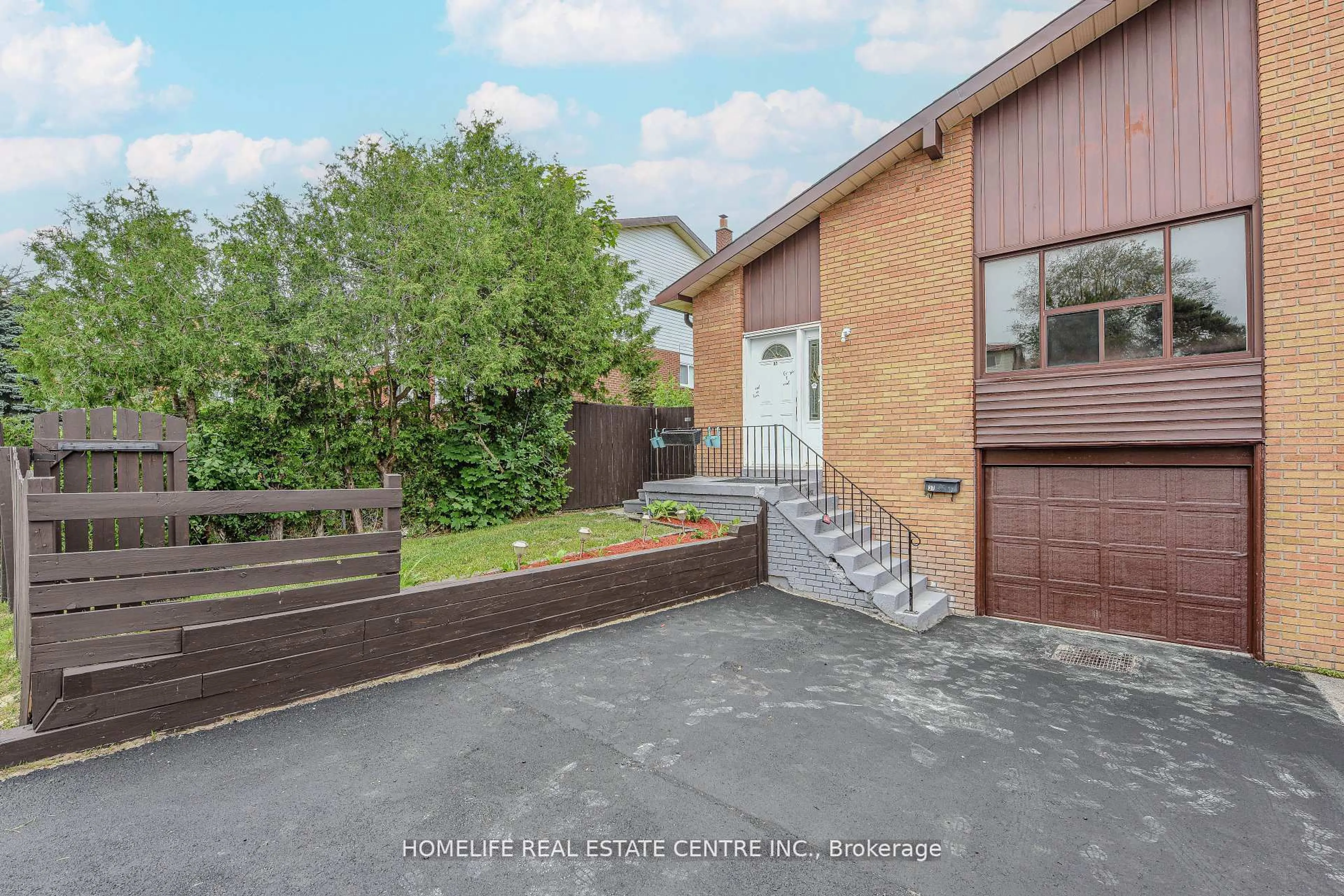 A pic from outside/outdoor area/front of a property/back of a property/a pic from drone, street for 37 Newlyn Cres, Brampton Ontario L6V 3A9