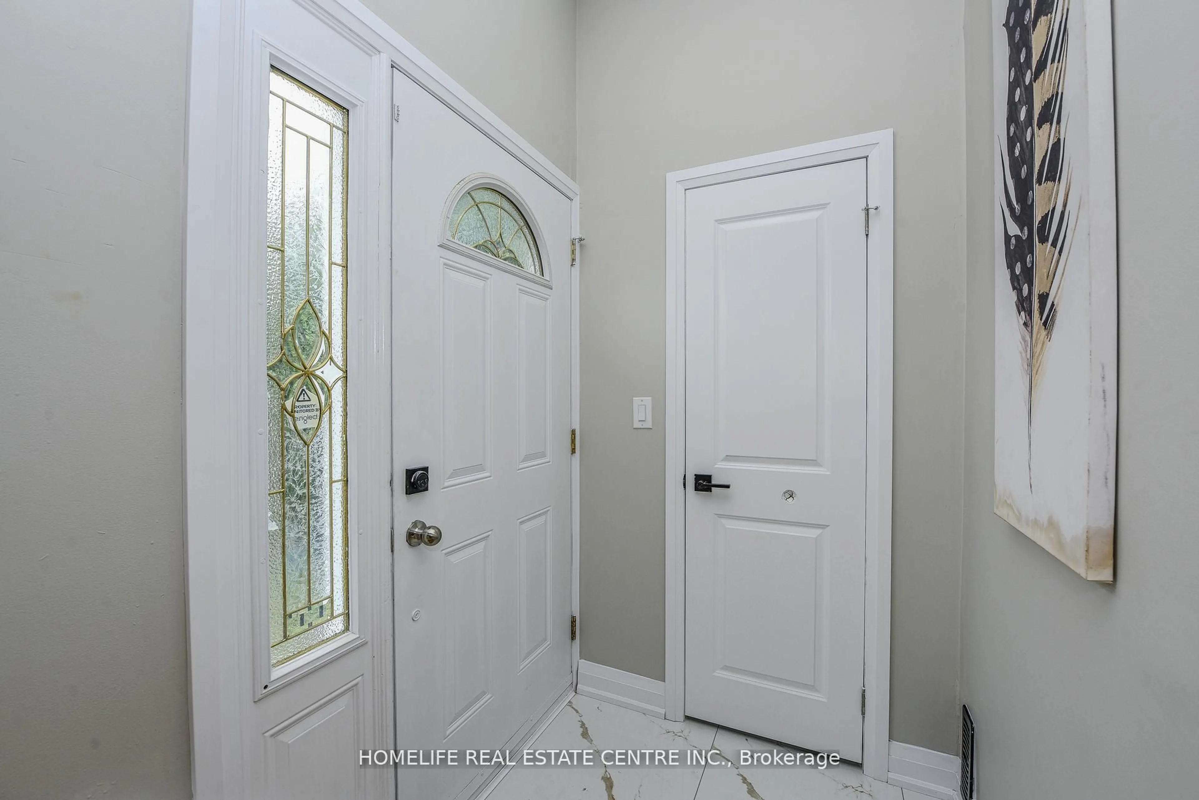 Indoor entryway for 37 Newlyn Cres, Brampton Ontario L6V 3A9