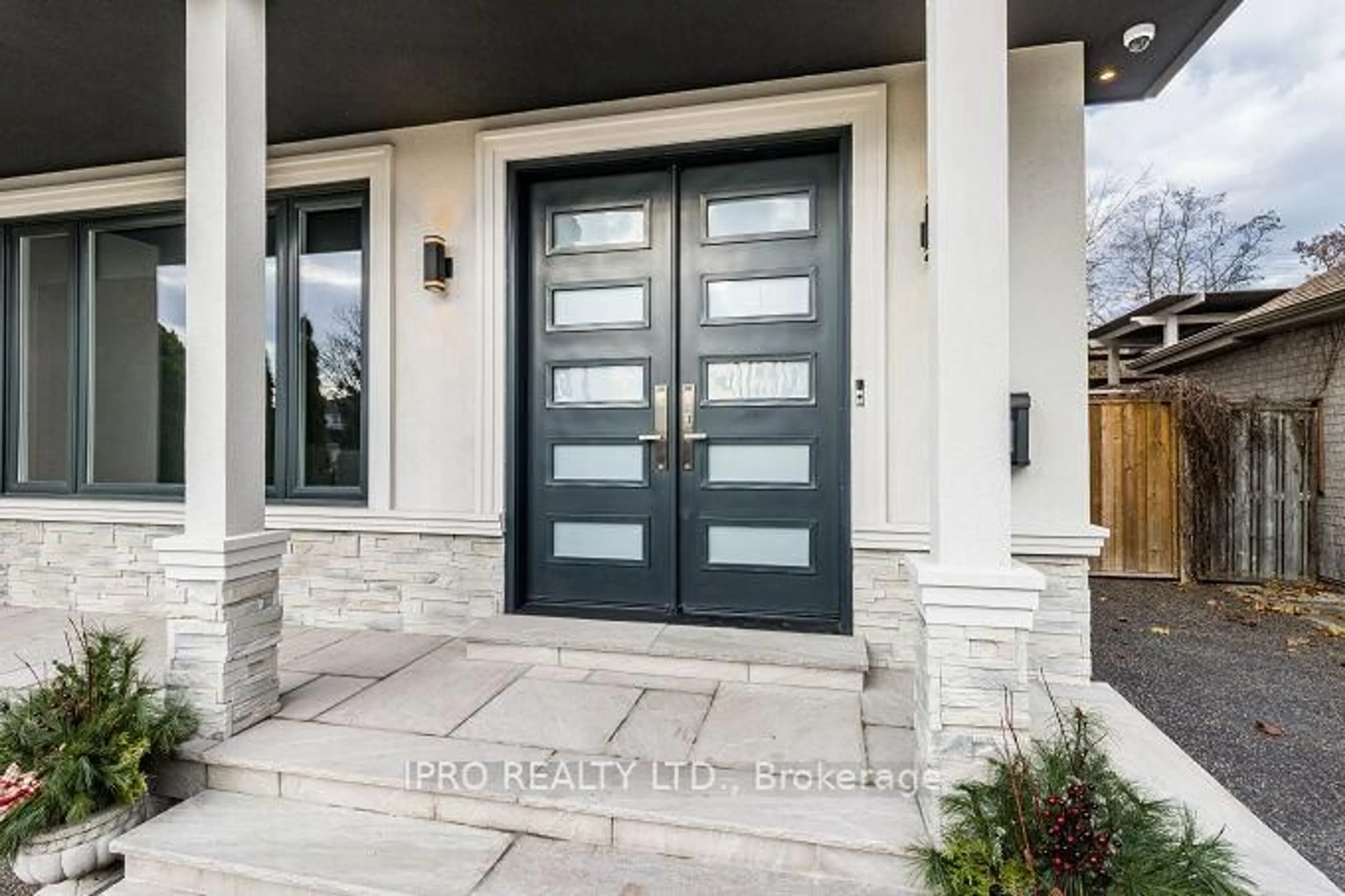 Indoor entryway for 2682 Crystalburn Ave, Mississauga Ontario L5B 2N8