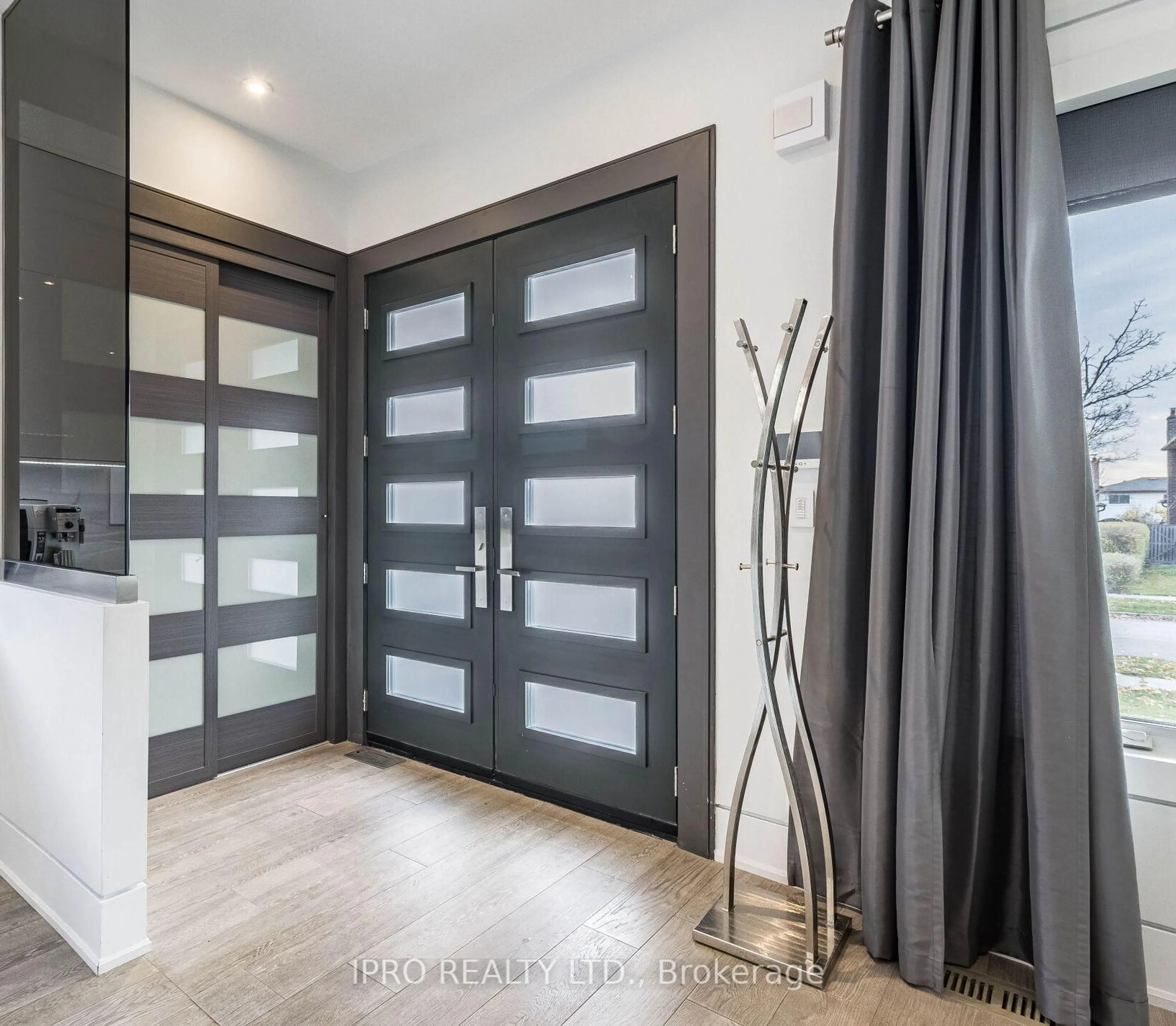 Indoor entryway for 2682 Crystalburn Ave, Mississauga Ontario L5B 2N8