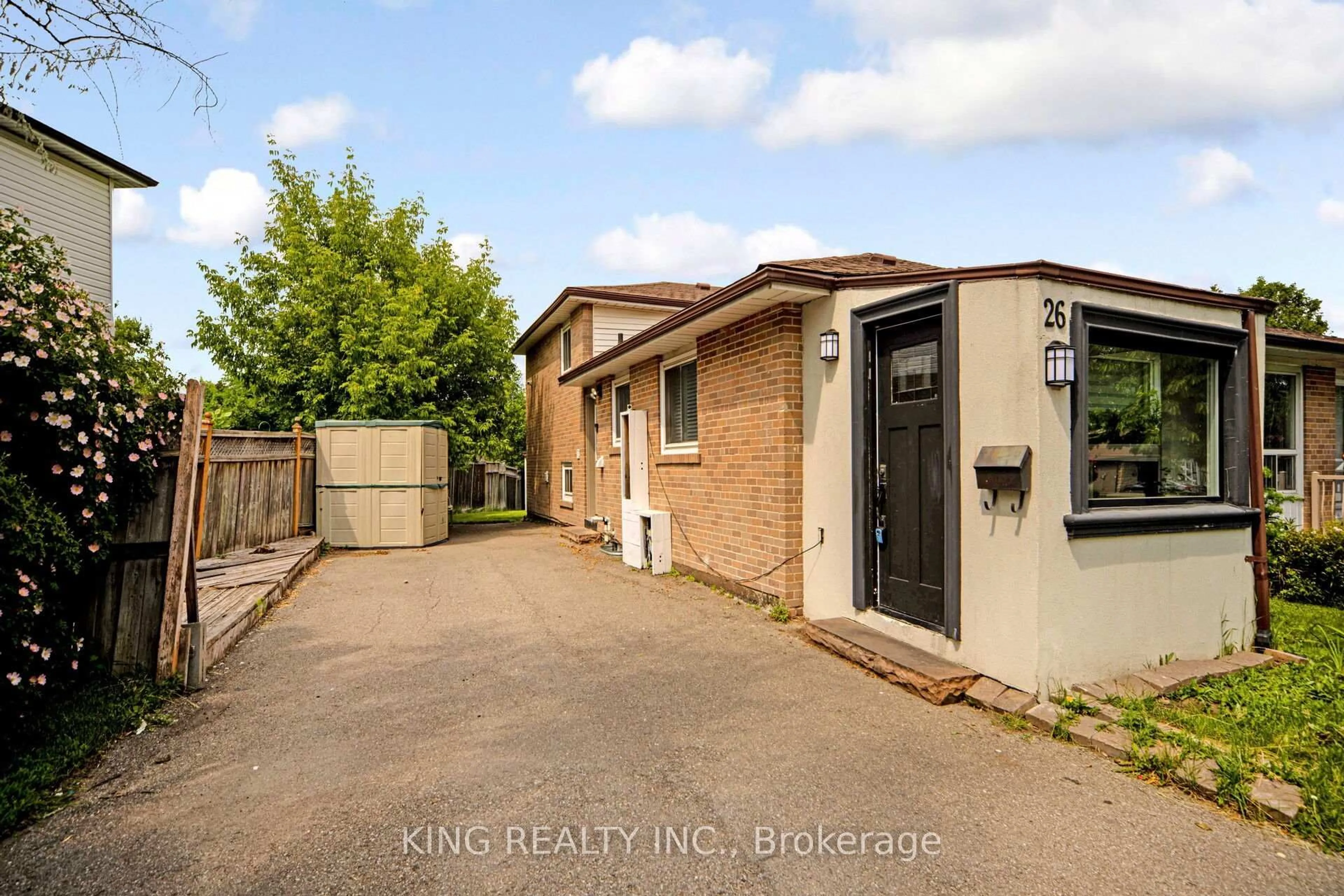 A pic from outside/outdoor area/front of a property/back of a property/a pic from drone, street for 26 Davenport Cres, Brampton Ontario L6T 3L6