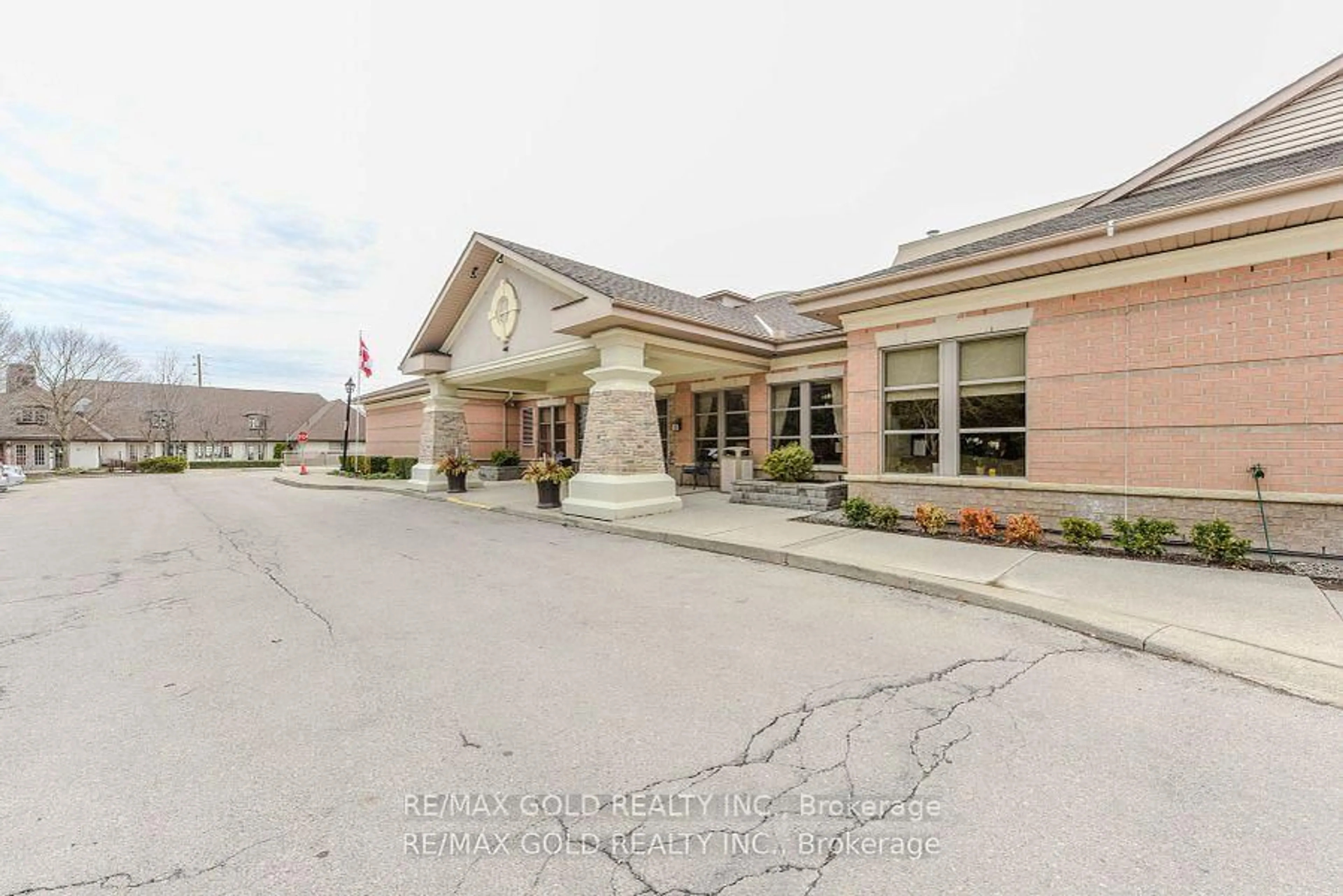 Indoor foyer for 100 Burloak Dr #2411, Burlington Ontario L7L 6P6