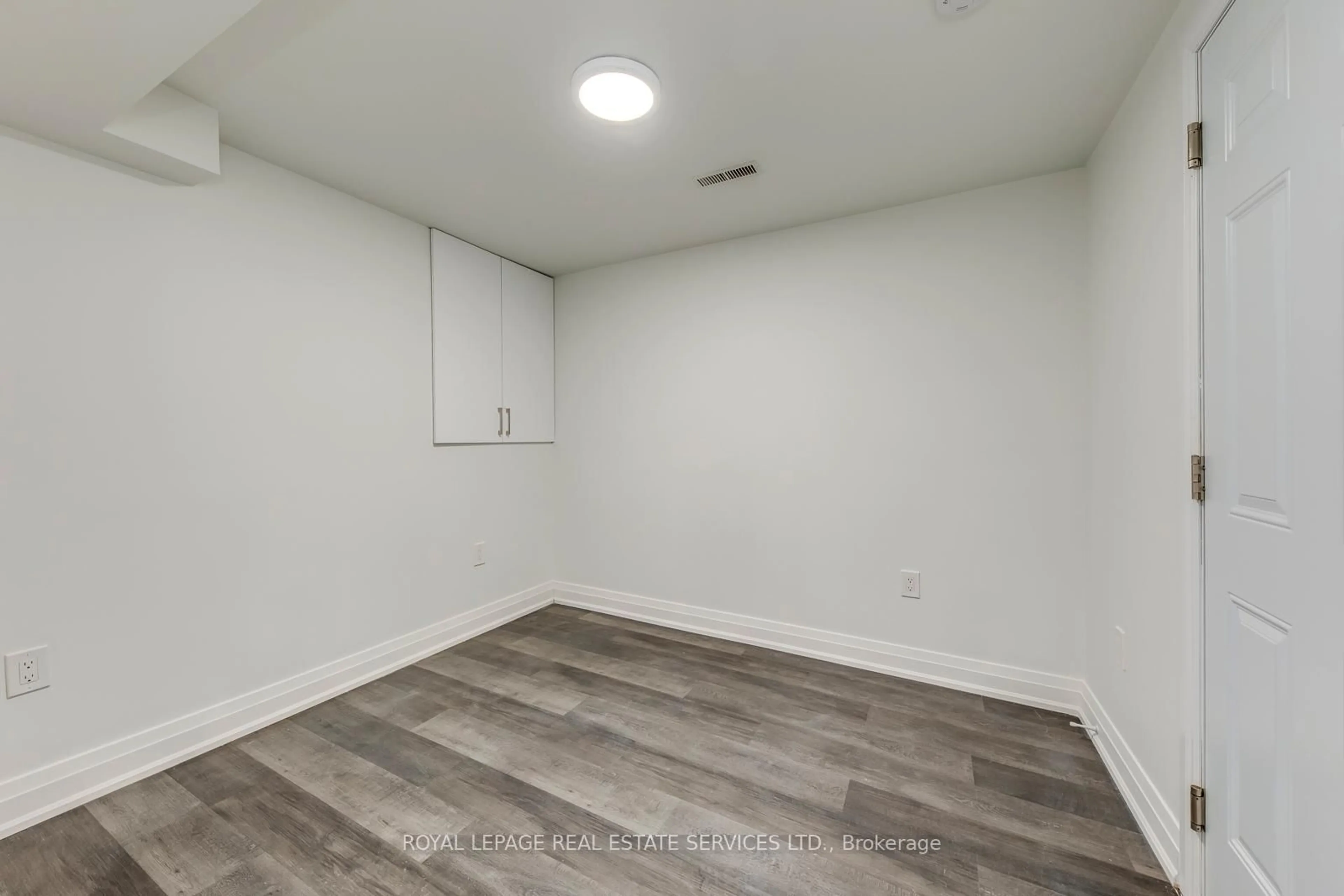 A pic of a room for 690 Mississuaga Valley Blvd, Mississauga Ontario L5A 1Z4