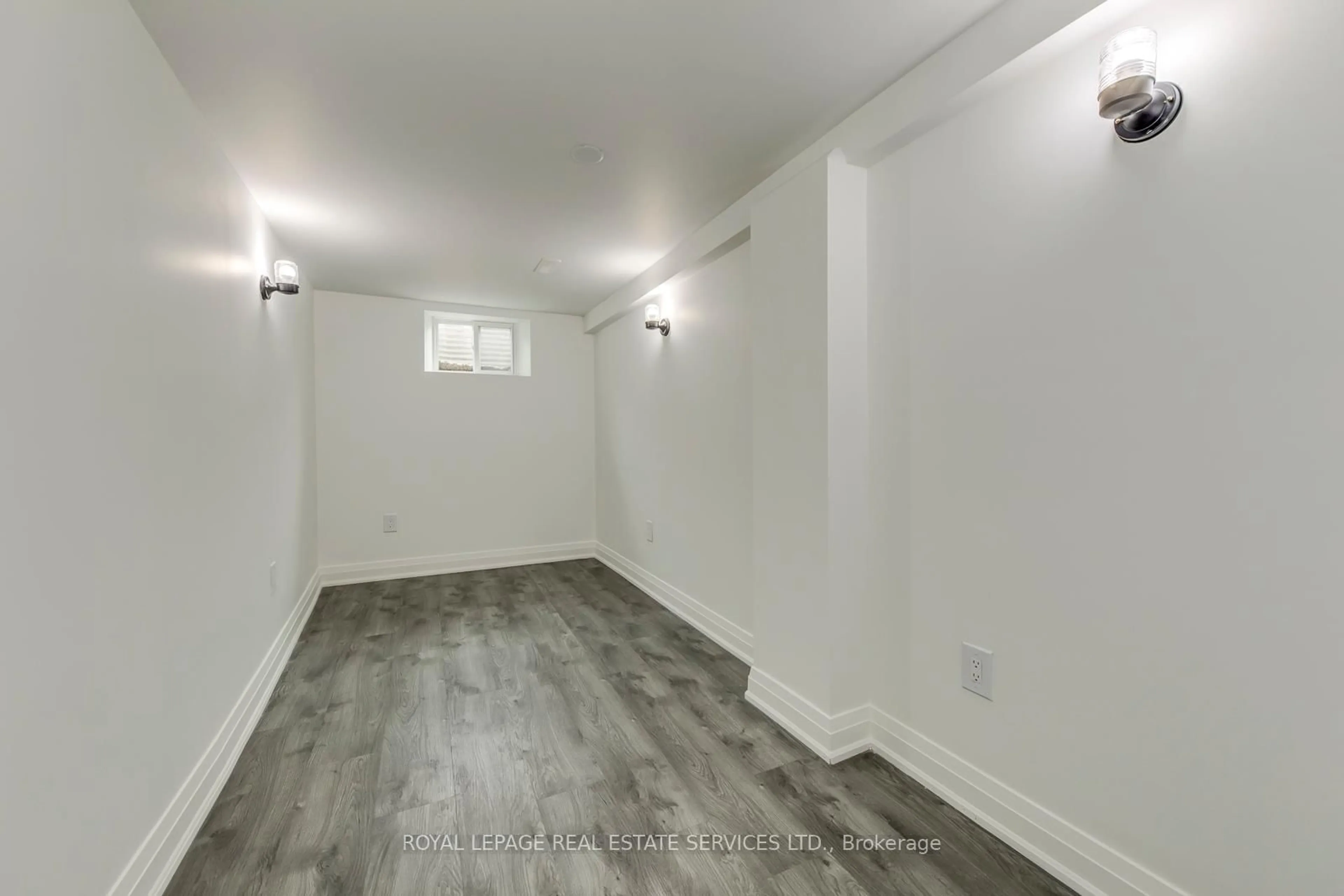 A pic of a room for 690 Mississuaga Valley Blvd, Mississauga Ontario L5A 1Z4