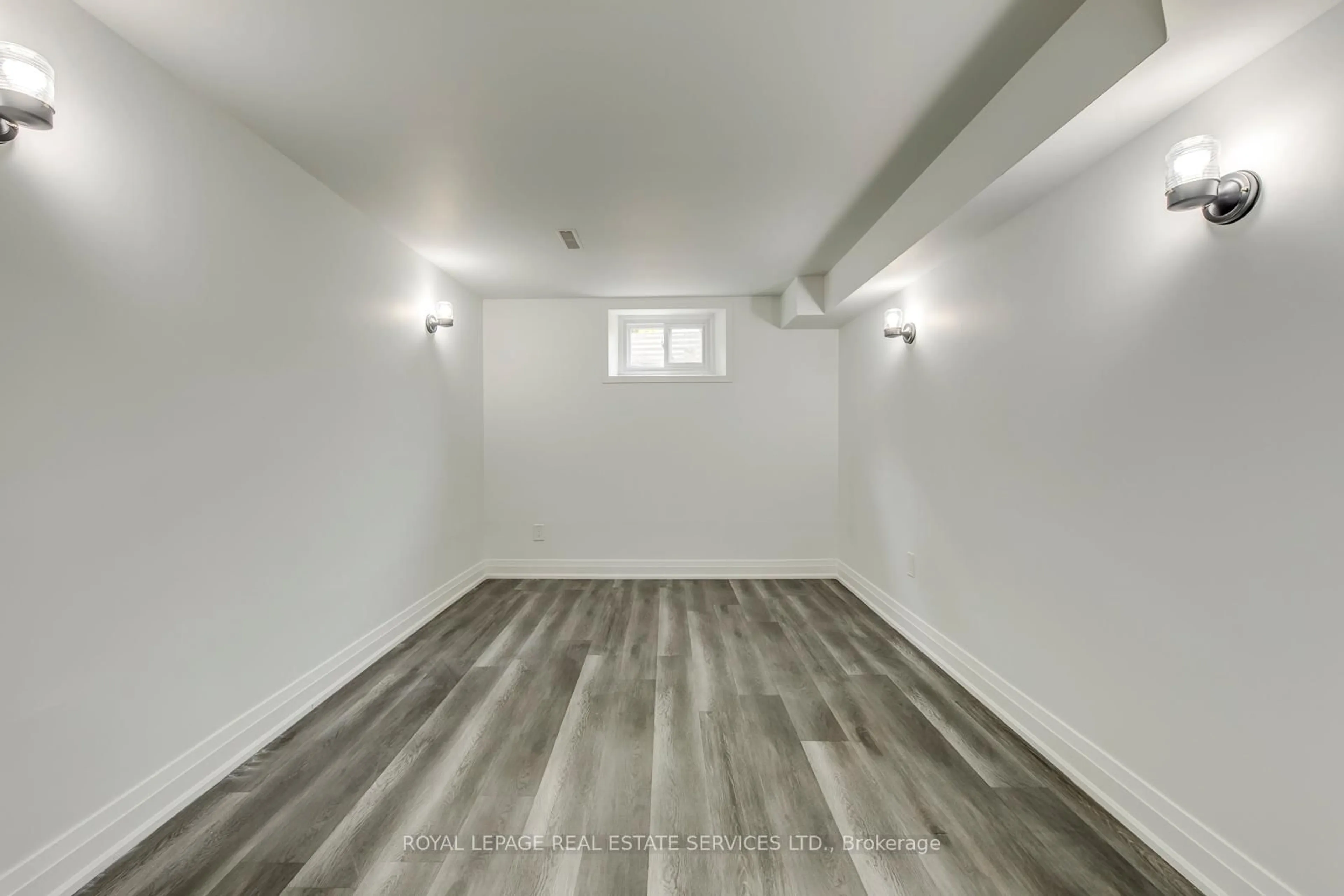A pic of a room for 690 Mississuaga Valley Blvd, Mississauga Ontario L5A 1Z4