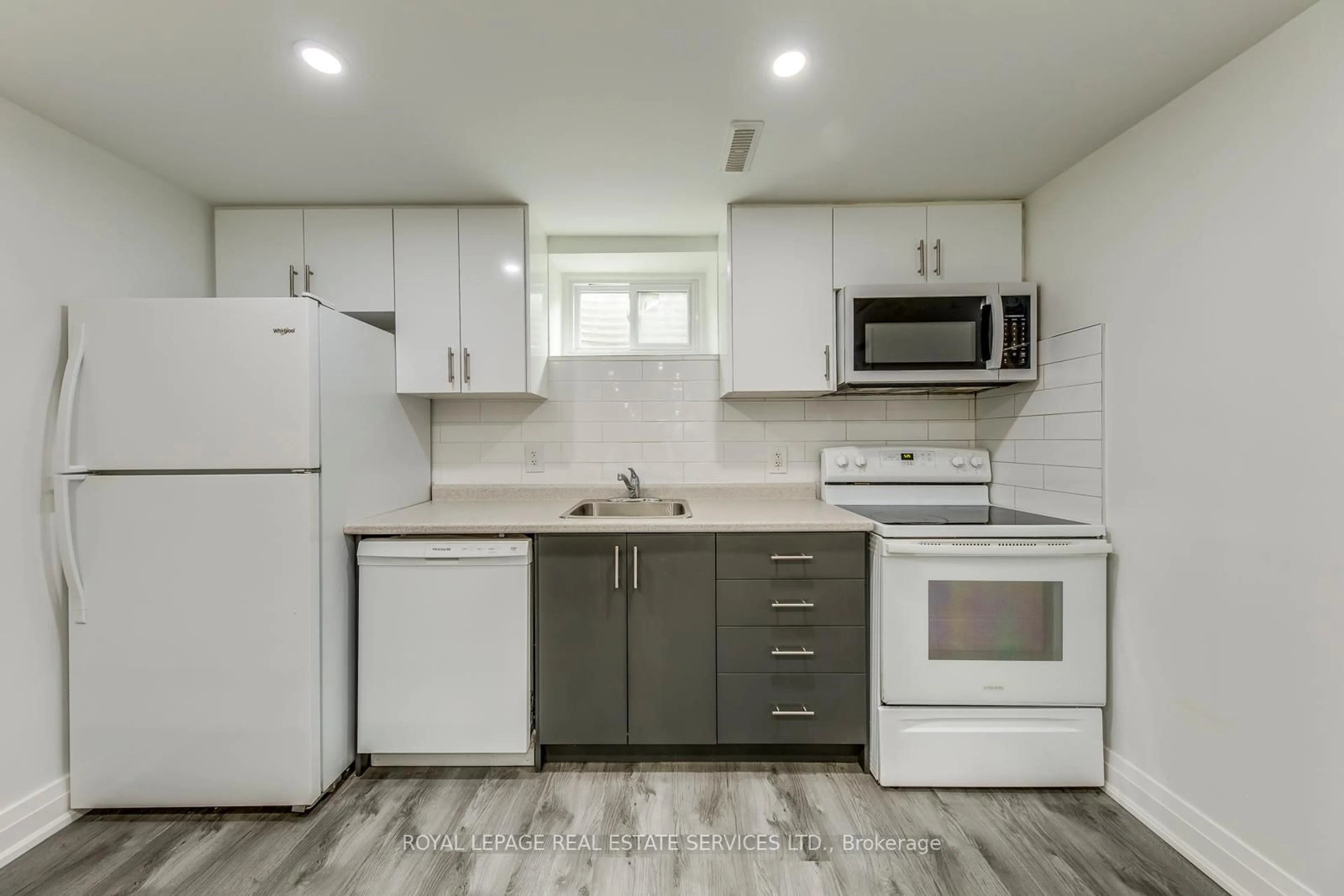 Standard kitchen, unknown for 690 Mississuaga Valley Blvd, Mississauga Ontario L5A 1Z4