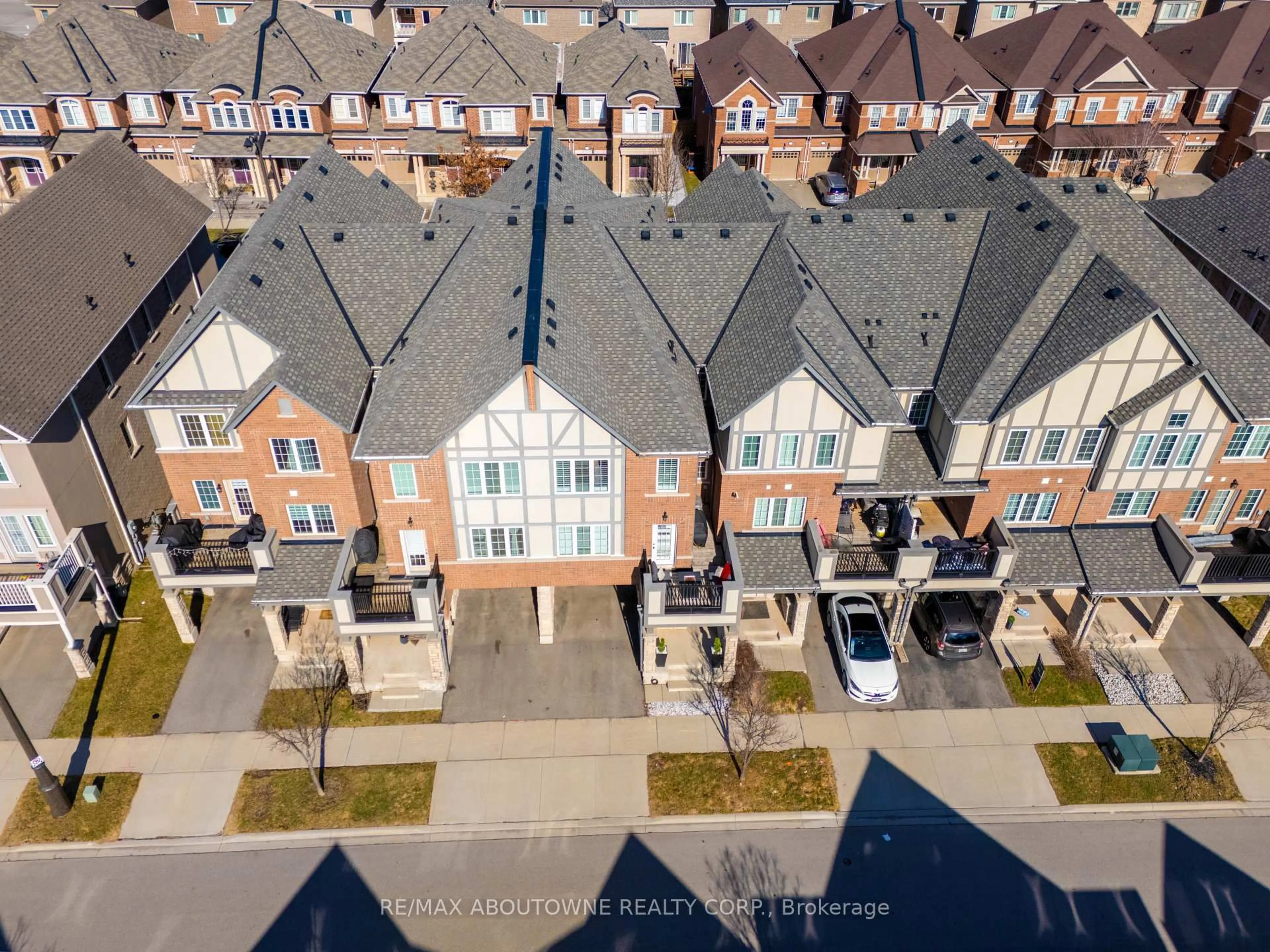 A pic from outside/outdoor area/front of a property/back of a property/a pic from drone, unknown for 299 Jemima Dr, Oakville Ontario L6M 0V6