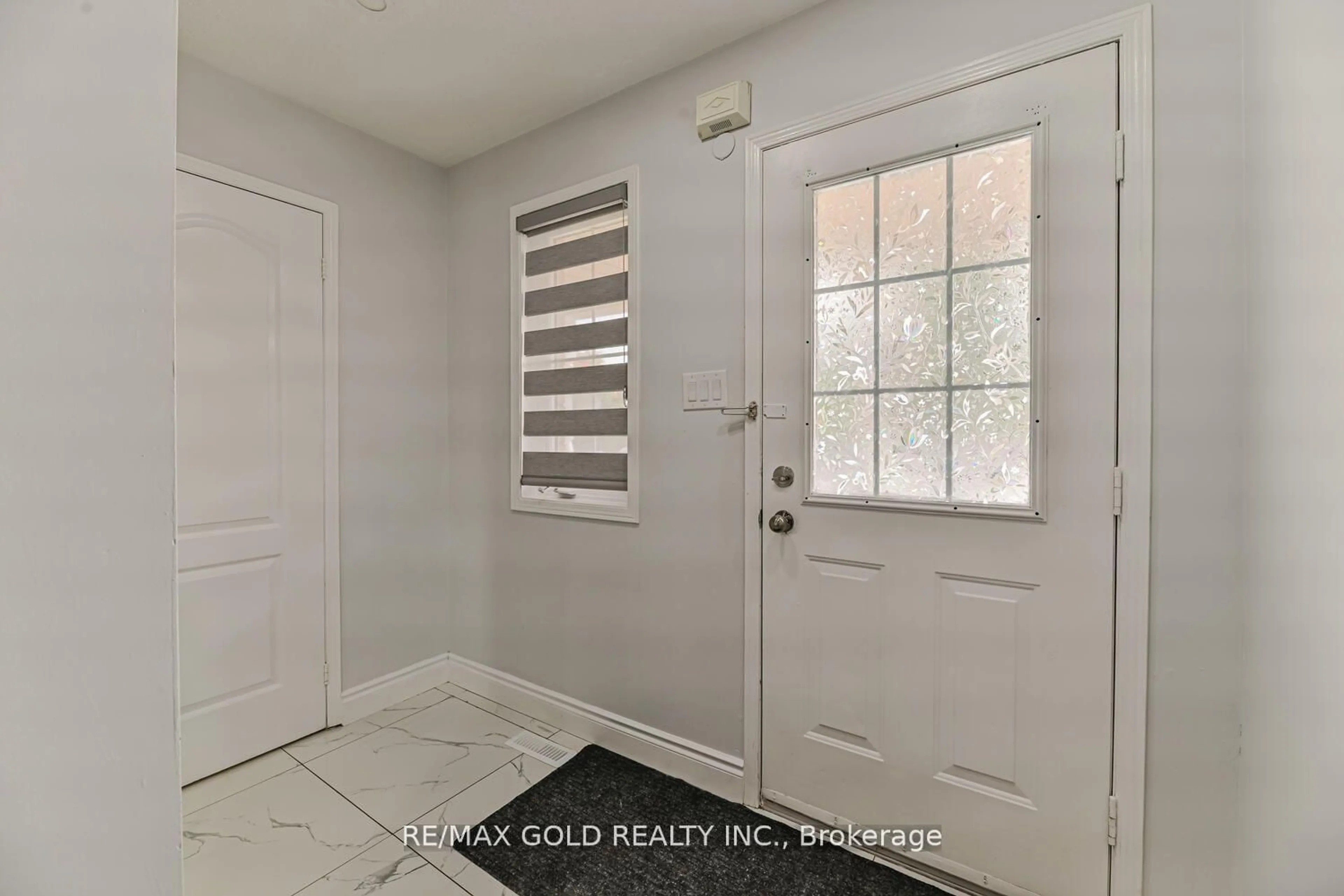 Indoor entryway for 24 Earth Star Tr, Brampton Ontario L6R 2P3