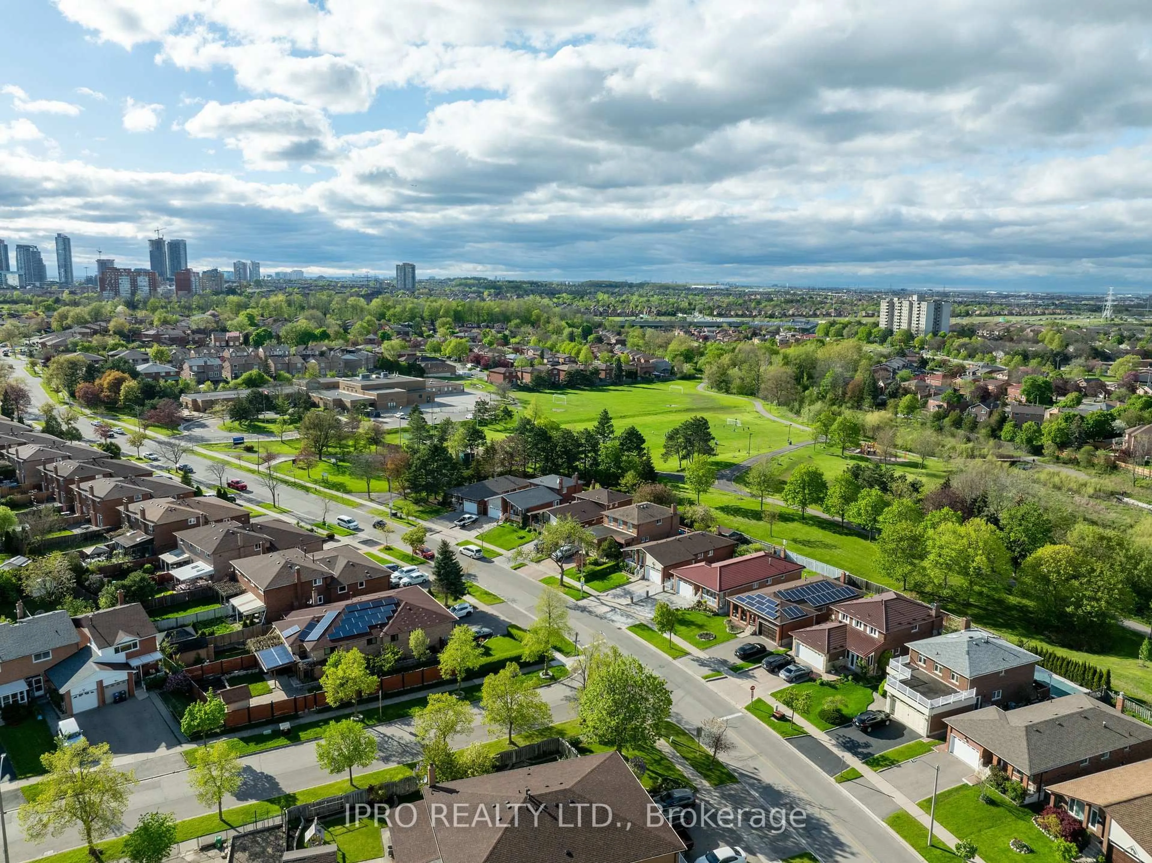 A pic from outside/outdoor area/front of a property/back of a property/a pic from drone, mountain view for 208 Meadows Blvd, Mississauga Ontario L4Z 1J9
