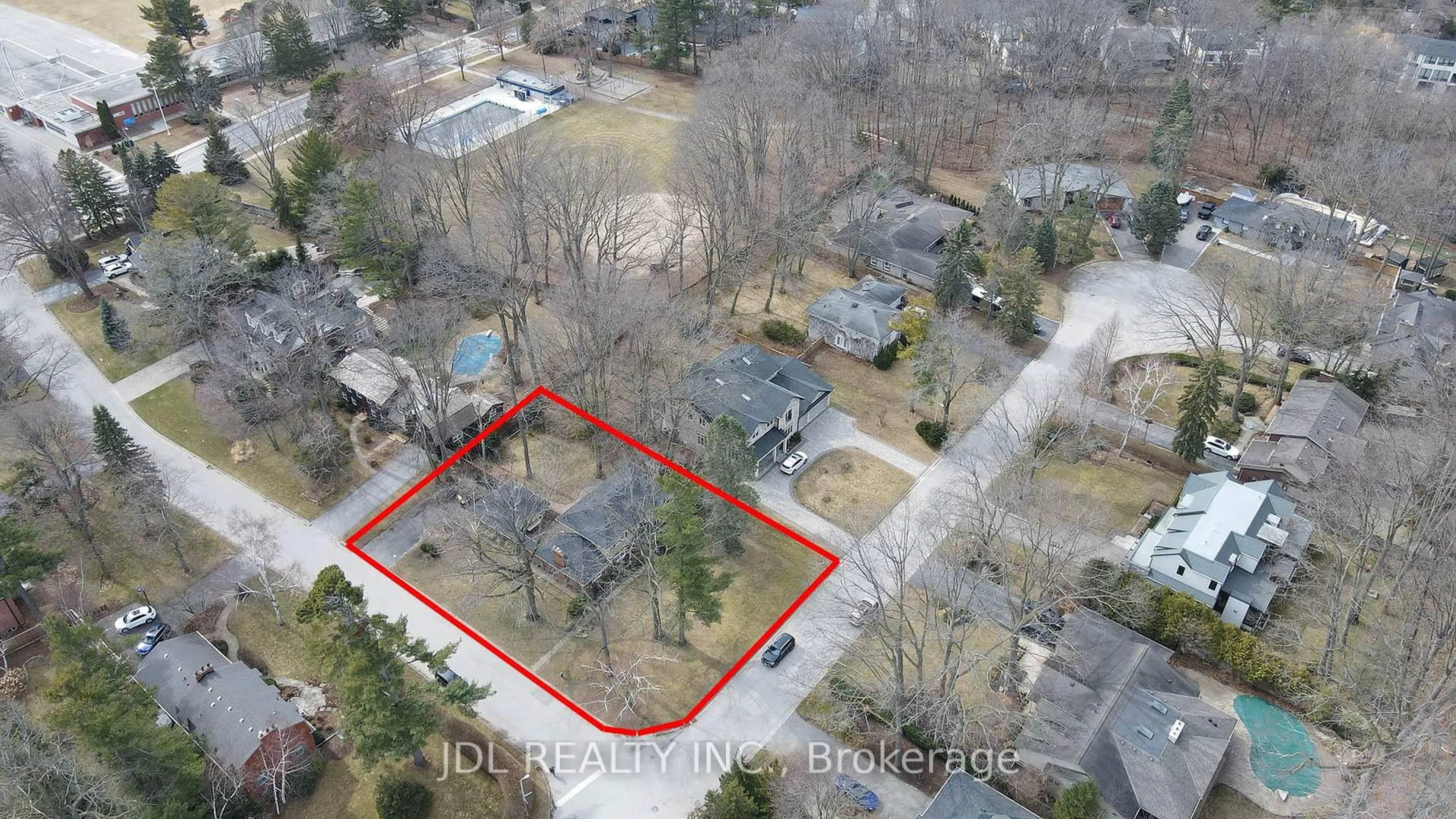 A pic from outside/outdoor area/front of a property/back of a property/a pic from drone, street for 312 Dalewood Dr, Oakville Ontario L6J 4P5