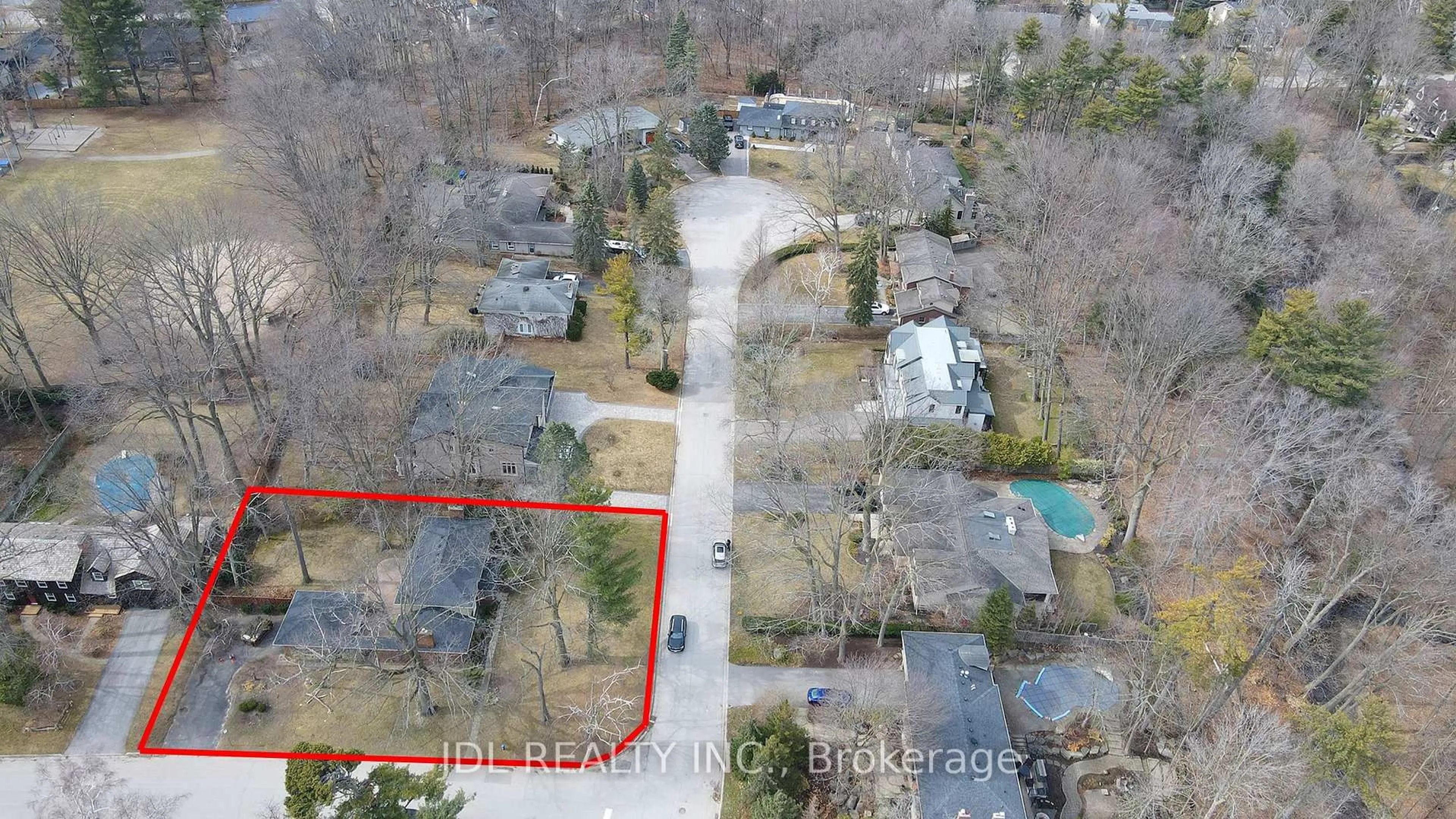 A pic from outside/outdoor area/front of a property/back of a property/a pic from drone, street for 312 Dalewood Dr, Oakville Ontario L6J 4P5