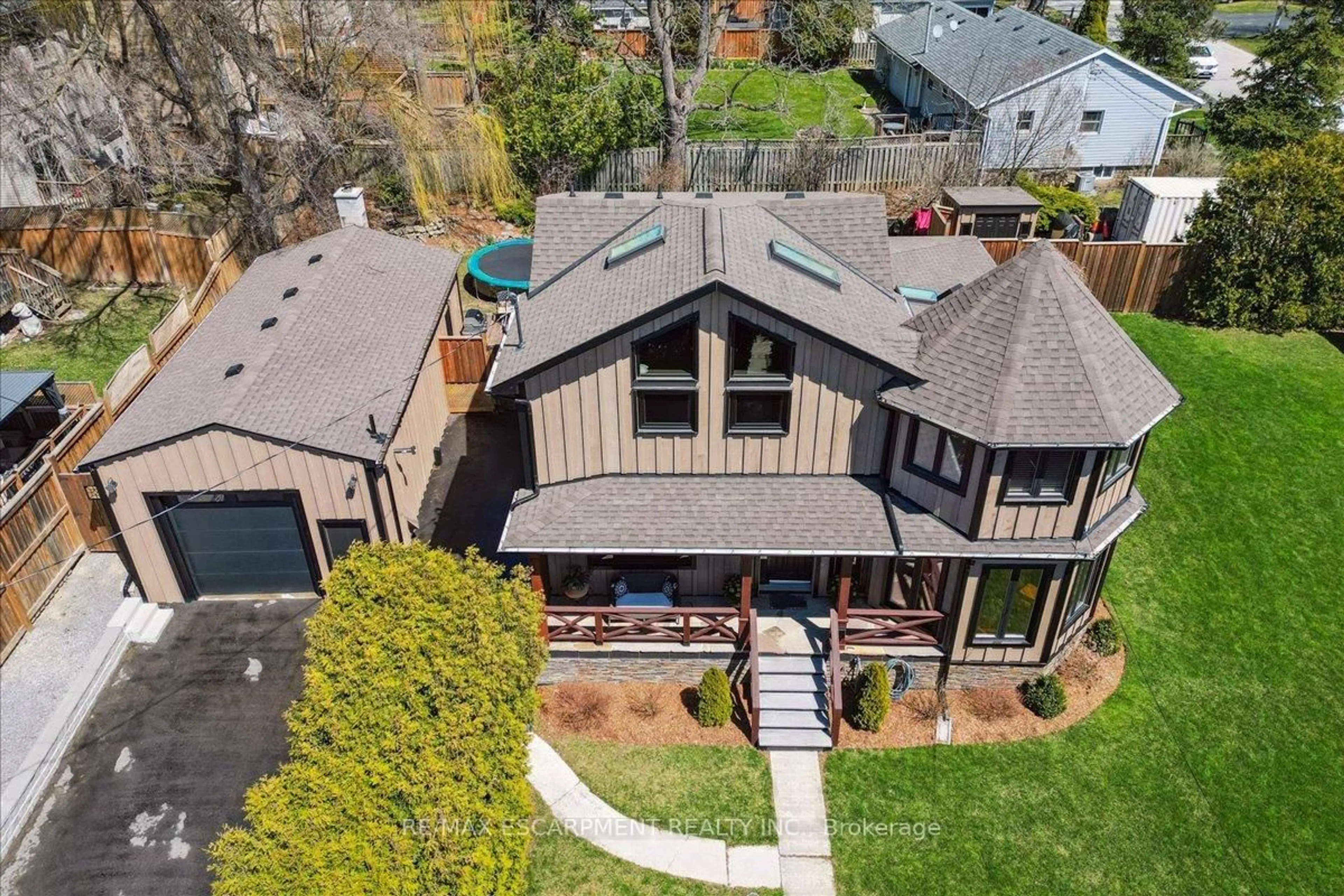 A pic from outside/outdoor area/front of a property/back of a property/a pic from drone, mountain view for 1425 Plains Rd, Burlington Ontario L7T 1H8