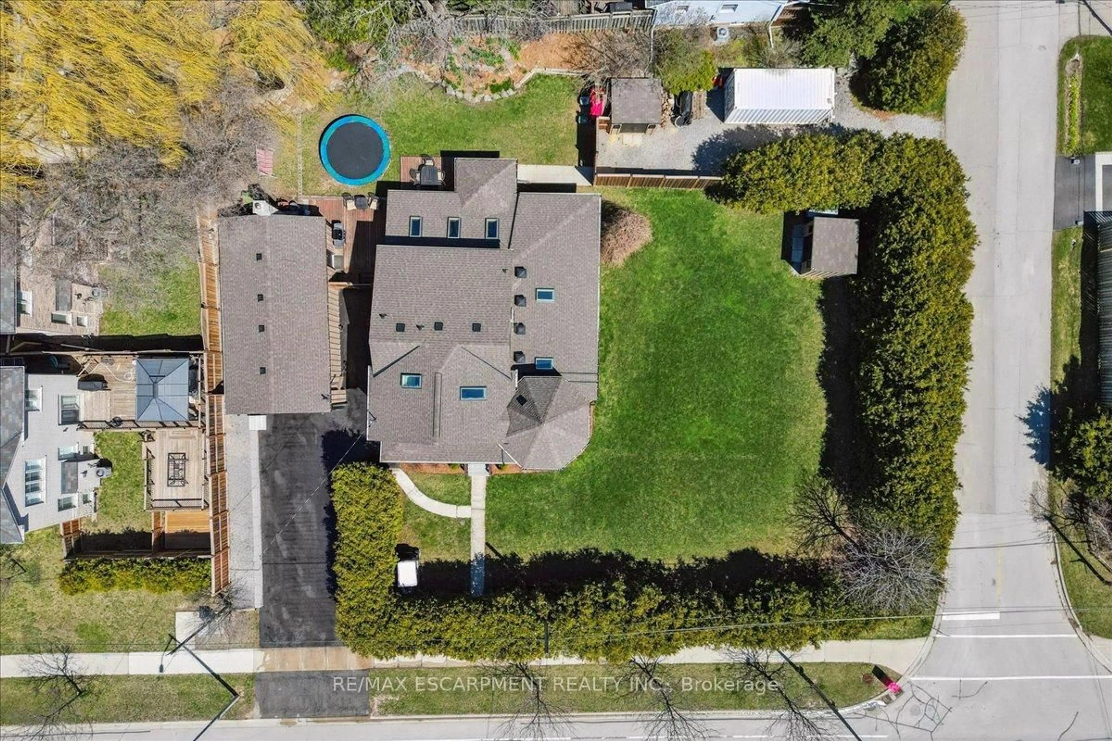 A pic from outside/outdoor area/front of a property/back of a property/a pic from drone, street for 1425 Plains Rd, Burlington Ontario L7T 1H8