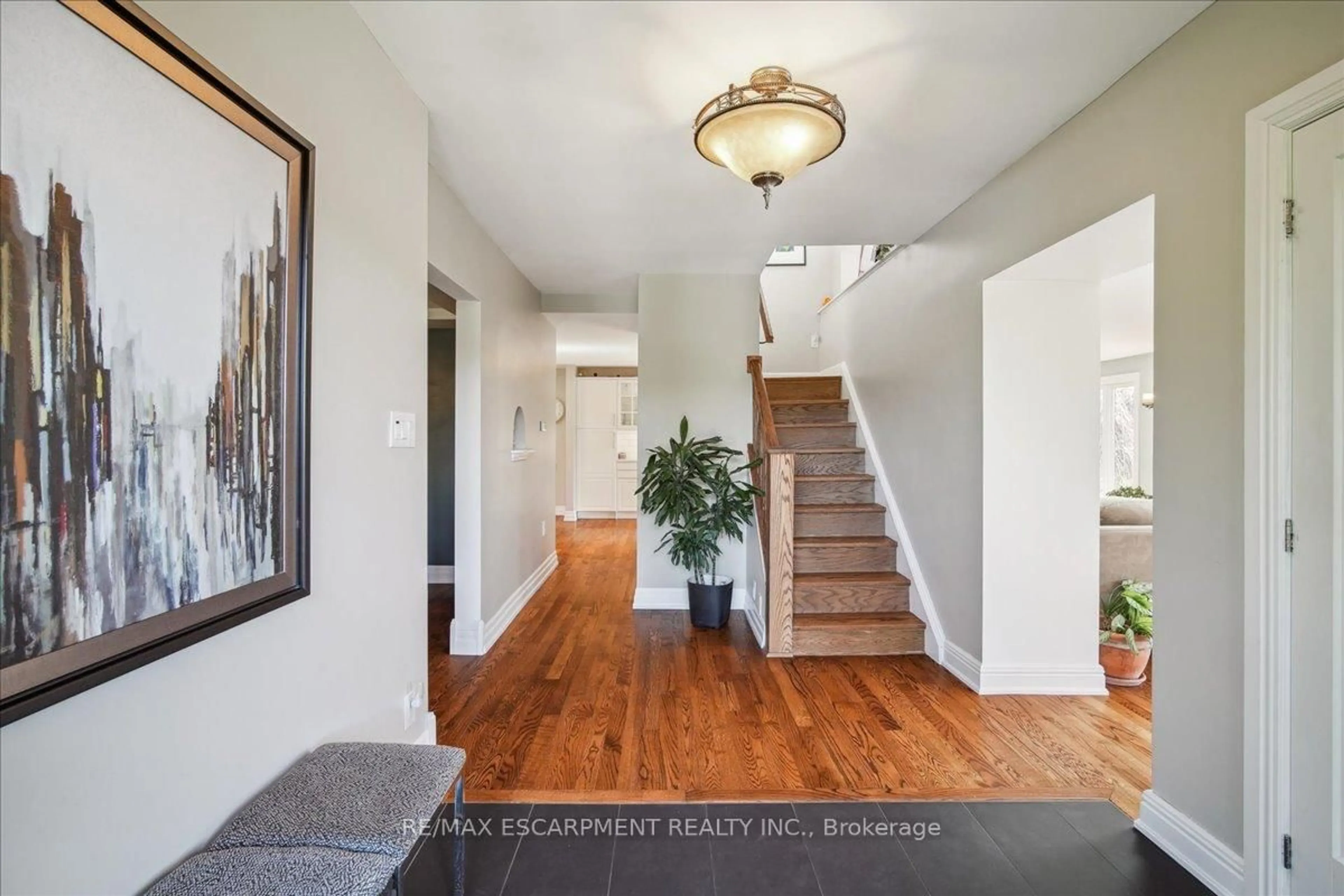 Indoor entryway for 1425 Plains Rd, Burlington Ontario L7T 1H8