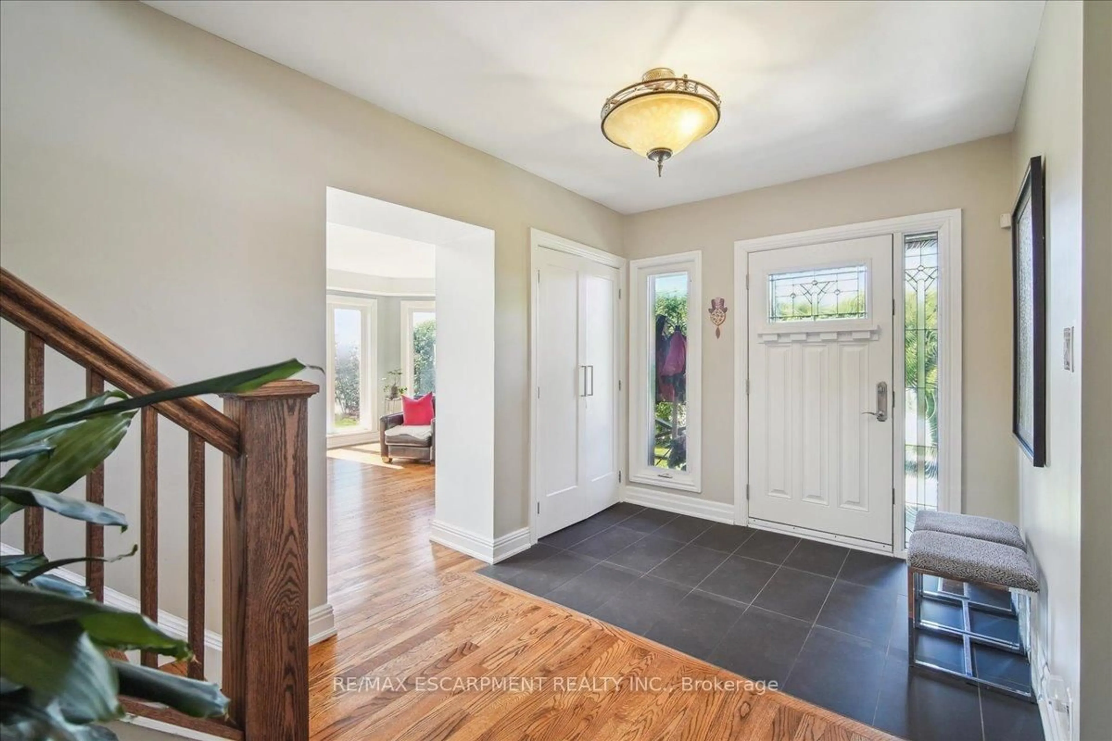 Indoor entryway for 1425 Plains Rd, Burlington Ontario L7T 1H8