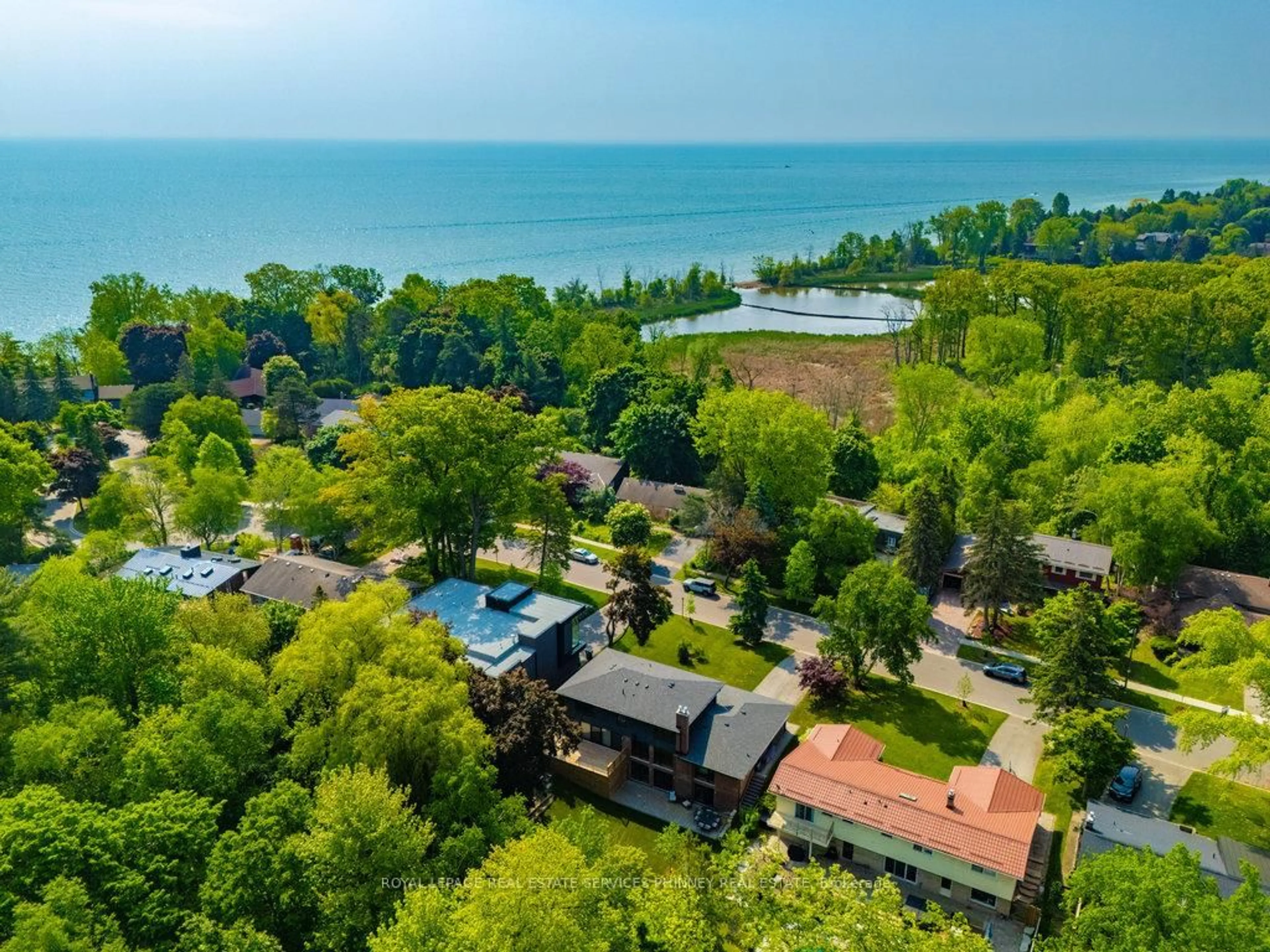 A pic from outside/outdoor area/front of a property/back of a property/a pic from drone, water/lake/river/ocean view for 1355 GATEHOUSE Dr, Mississauga Ontario L5H 1A6