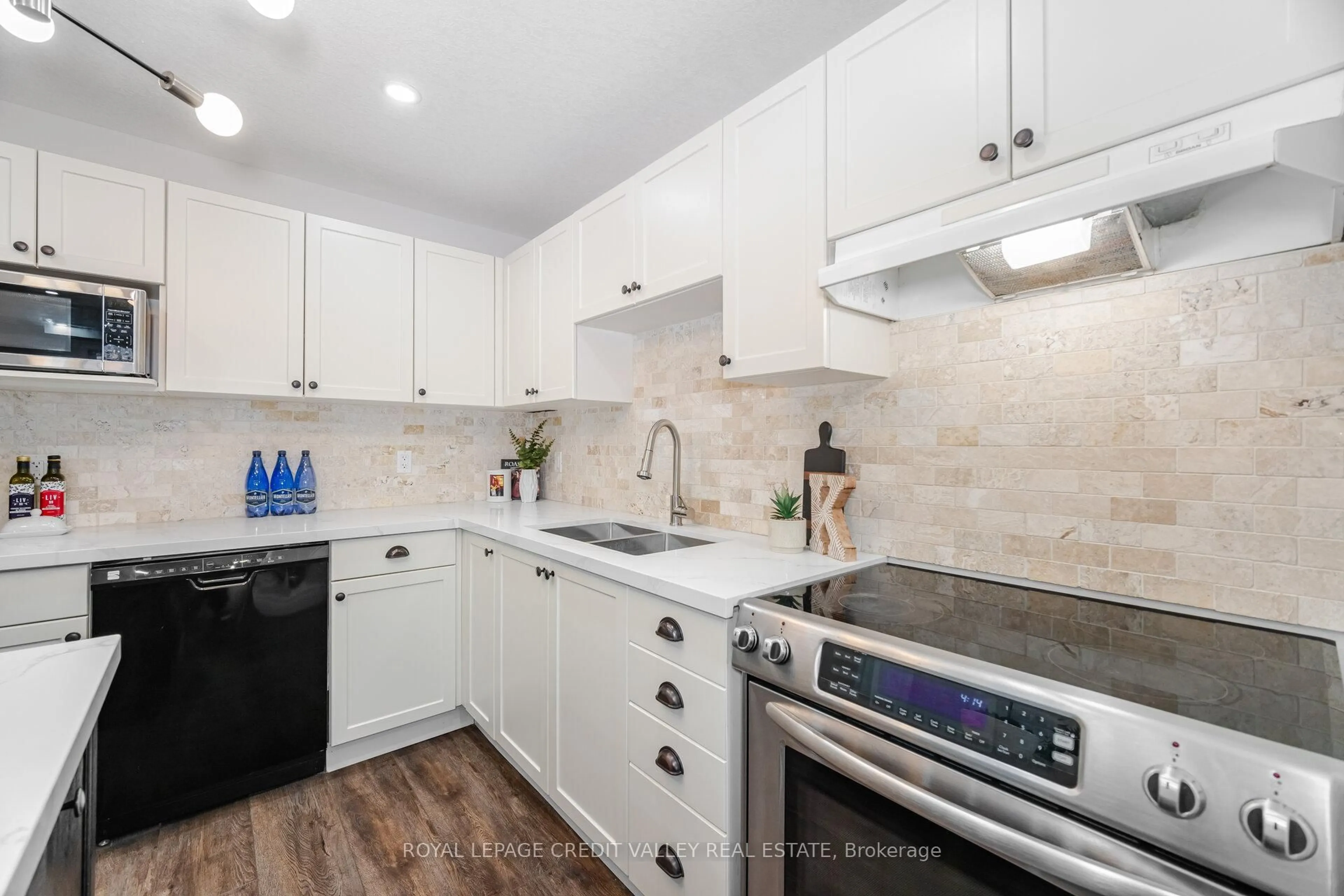 Standard kitchen, ceramic/tile floor for 152 Preston Dr, Orangeville Ontario L9W 0C9