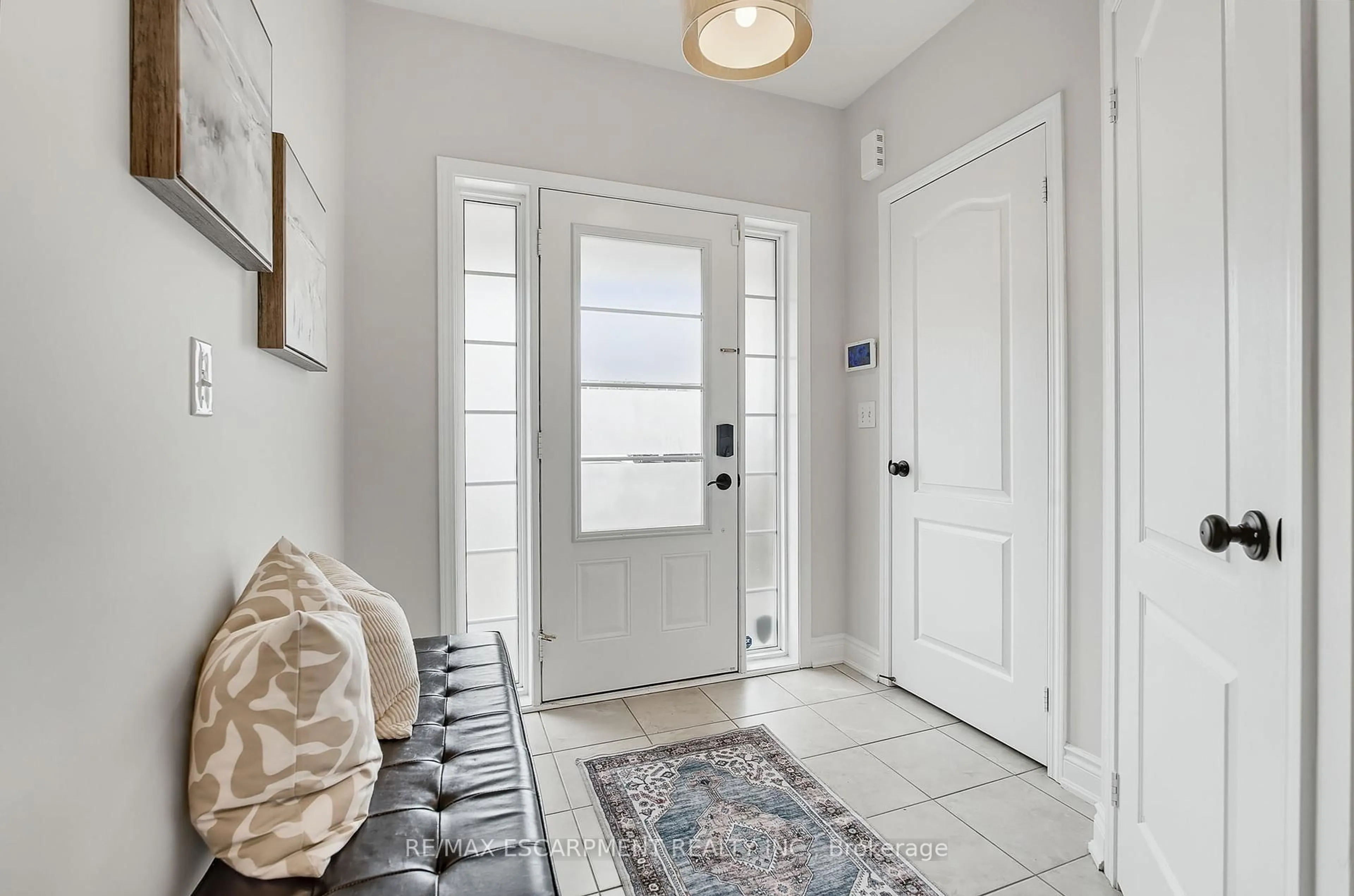 Indoor entryway for 4237 Thomas Alton Blvd, Burlington Ontario L7M 0N1