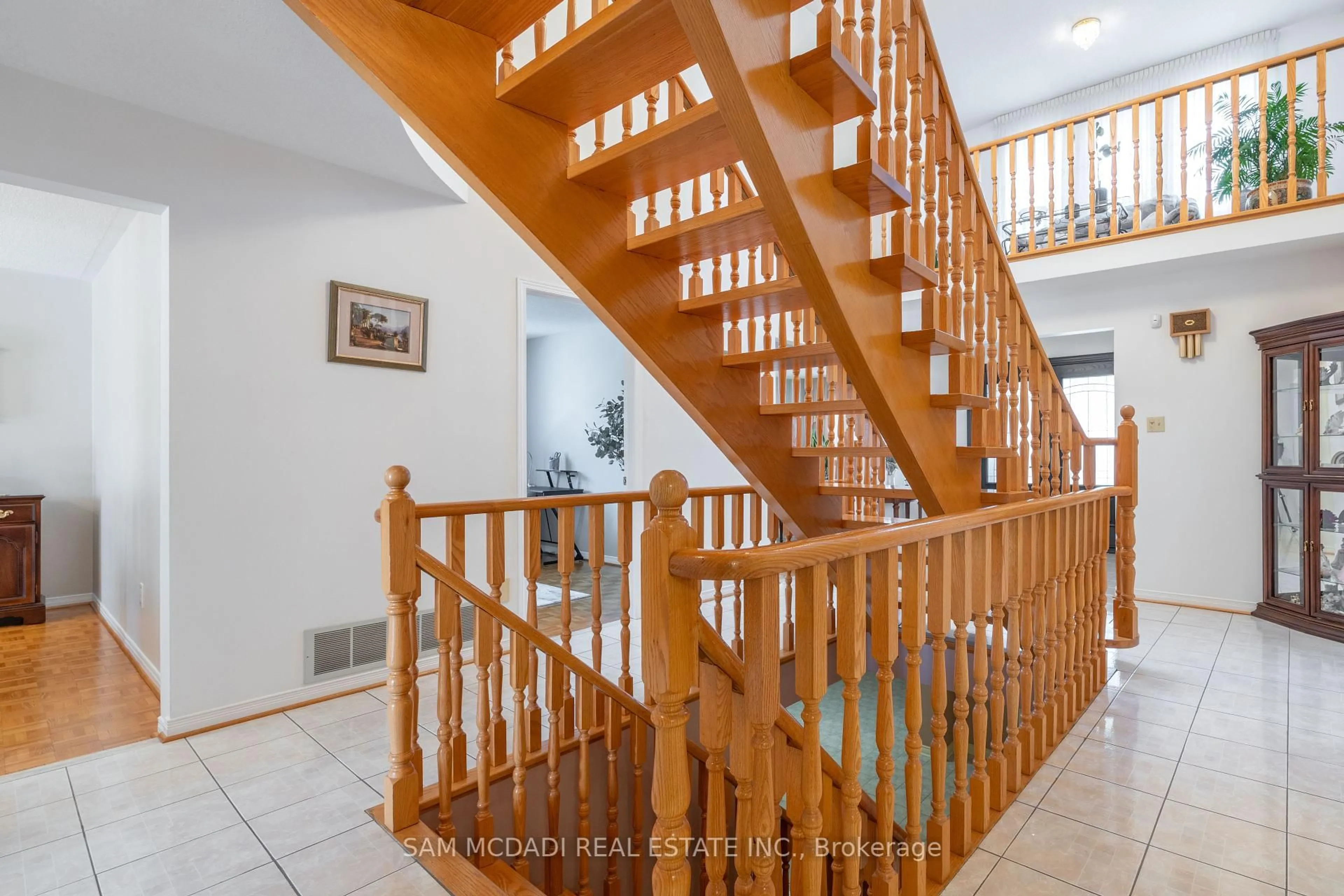 Indoor foyer for 703 Welcome Crt, Mississauga Ontario L5B 3P8