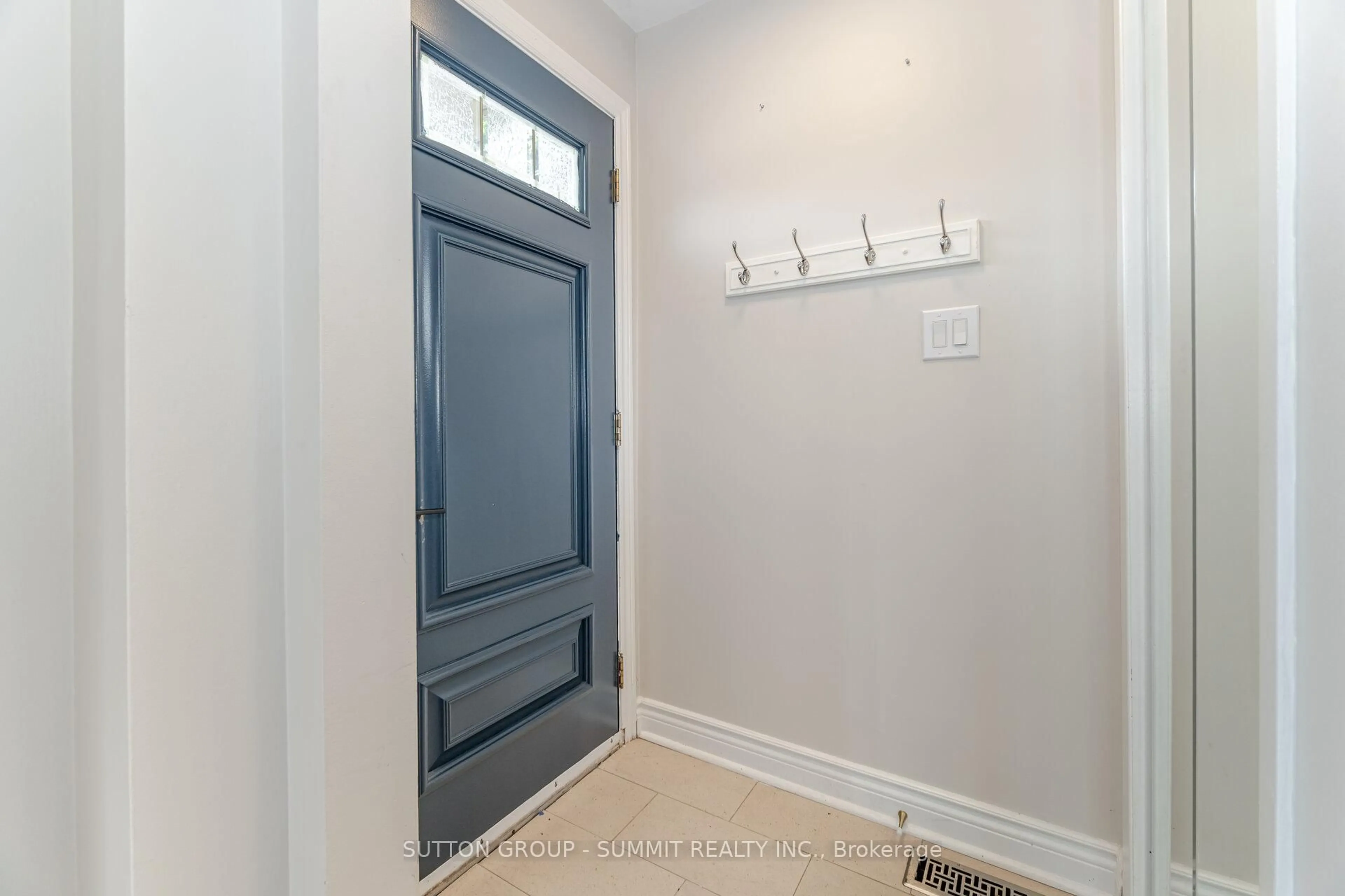 Indoor entryway for 57 Stephen Dr, Toronto Ontario M8Y 3M8