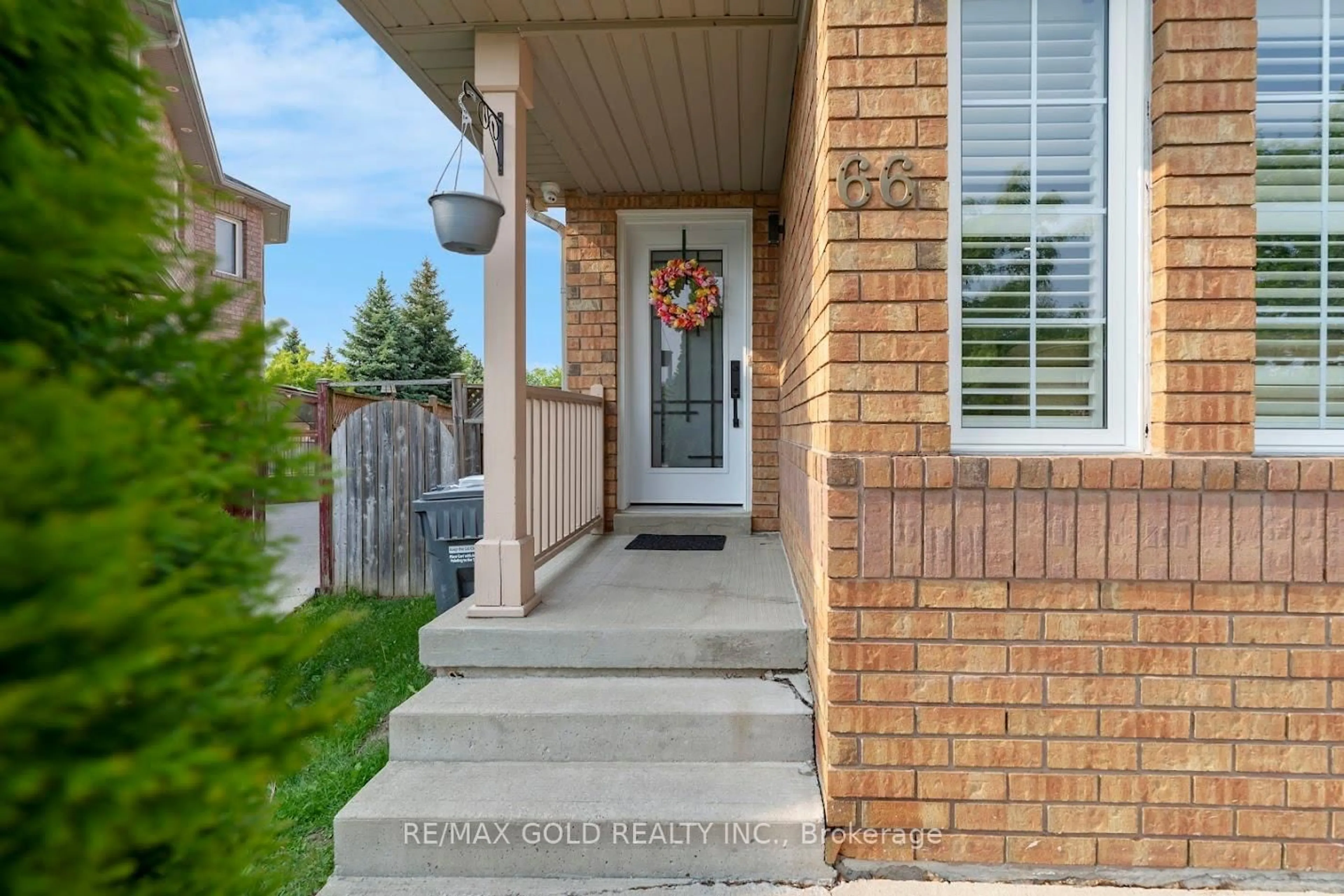 Indoor entryway for 66 Thunderbird Tr, Brampton Ontario L6R 2T4