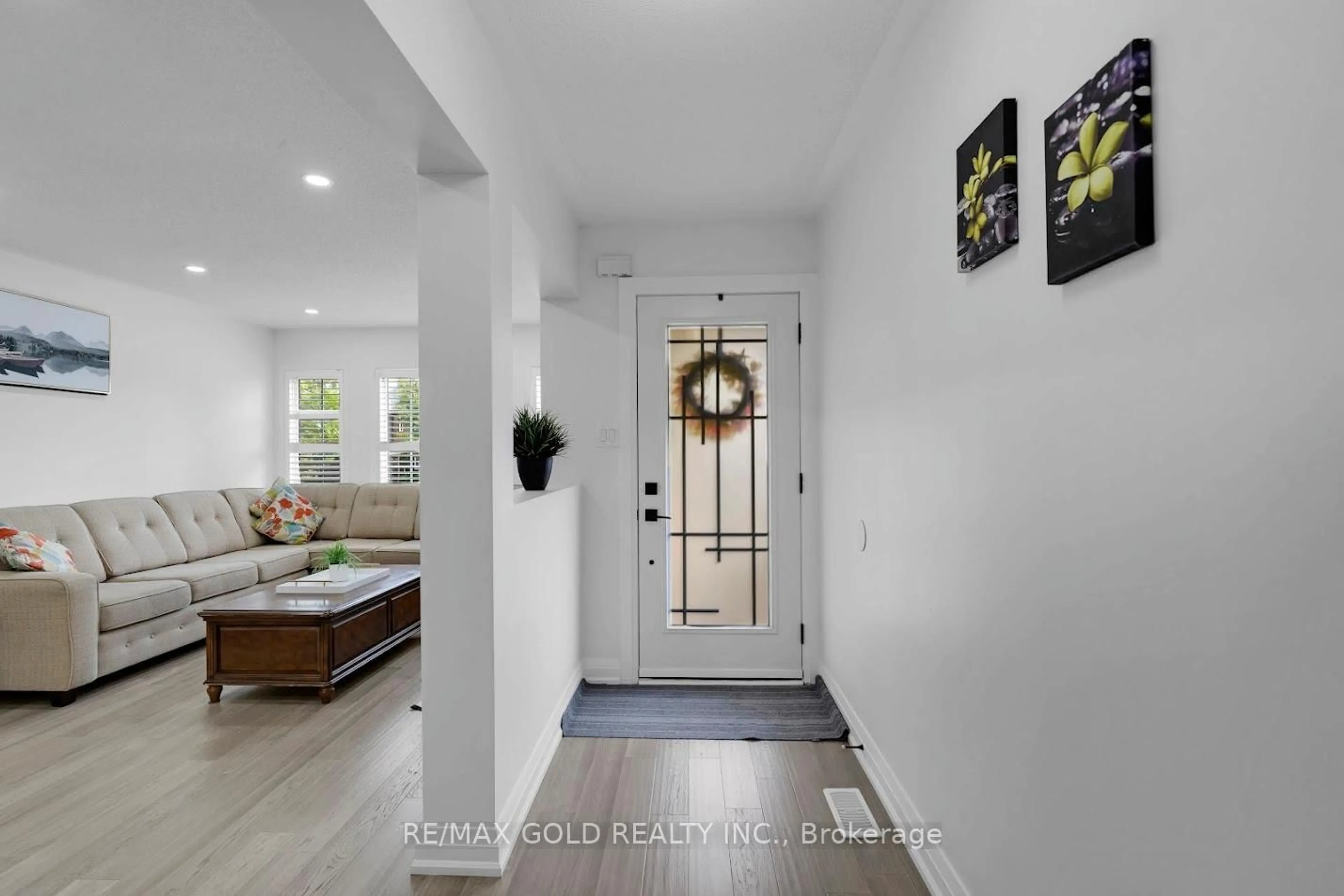 Indoor entryway for 66 Thunderbird Tr, Brampton Ontario L6R 2T4
