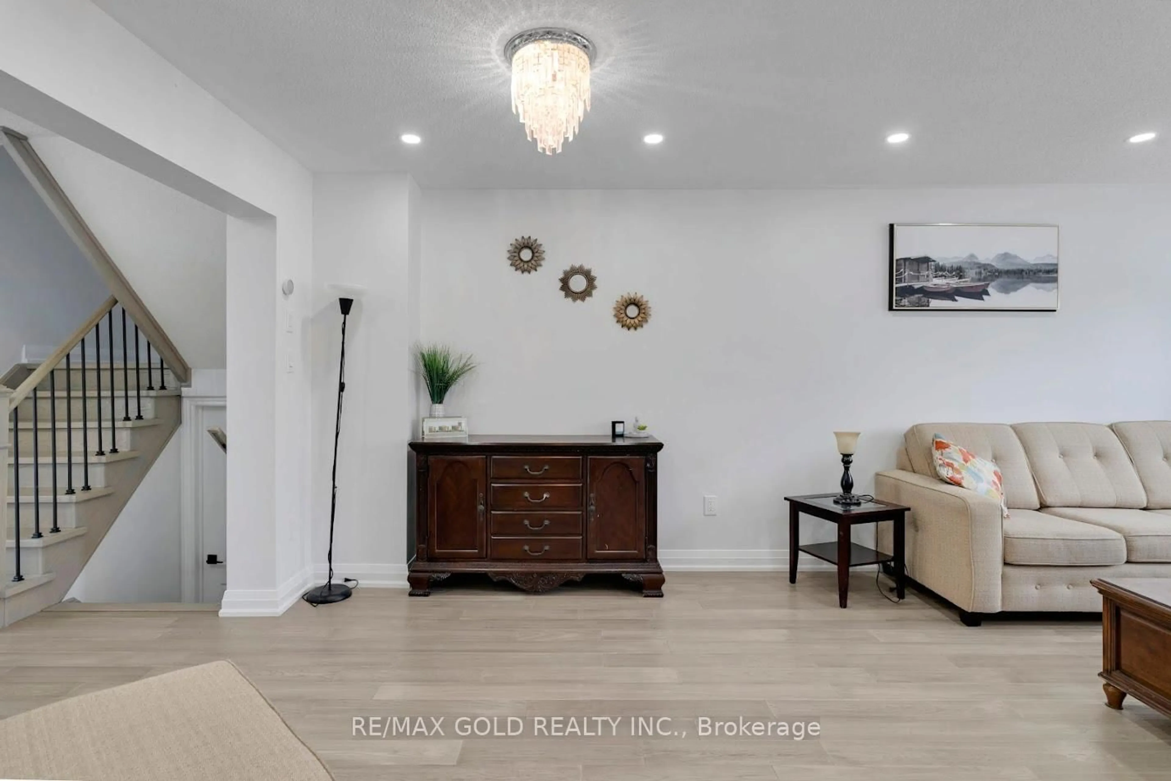 Indoor entryway for 66 Thunderbird Tr, Brampton Ontario L6R 2T4