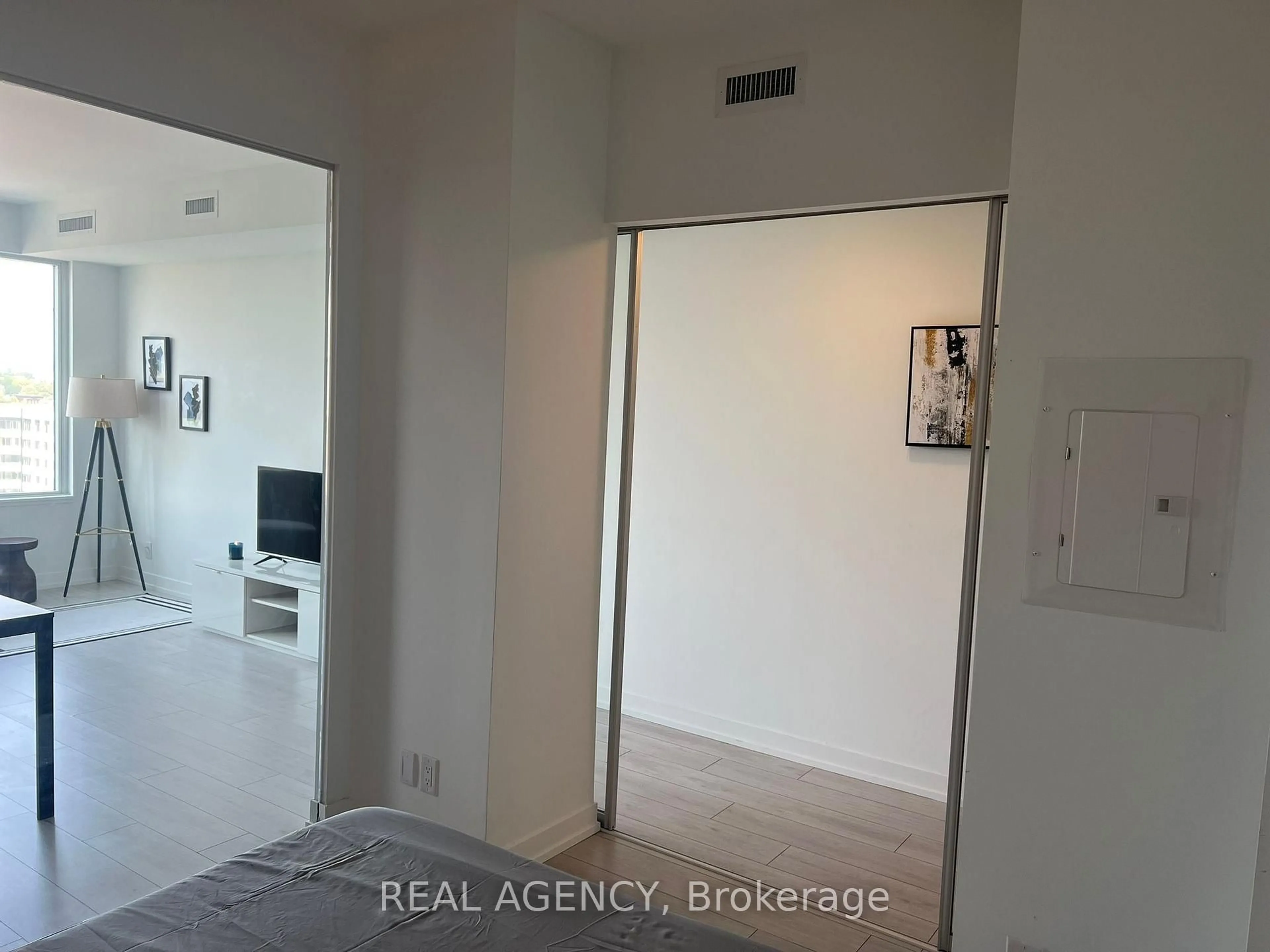A pic of a room for 270 Dufferin St #821, Toronto Ontario M6K 0H8