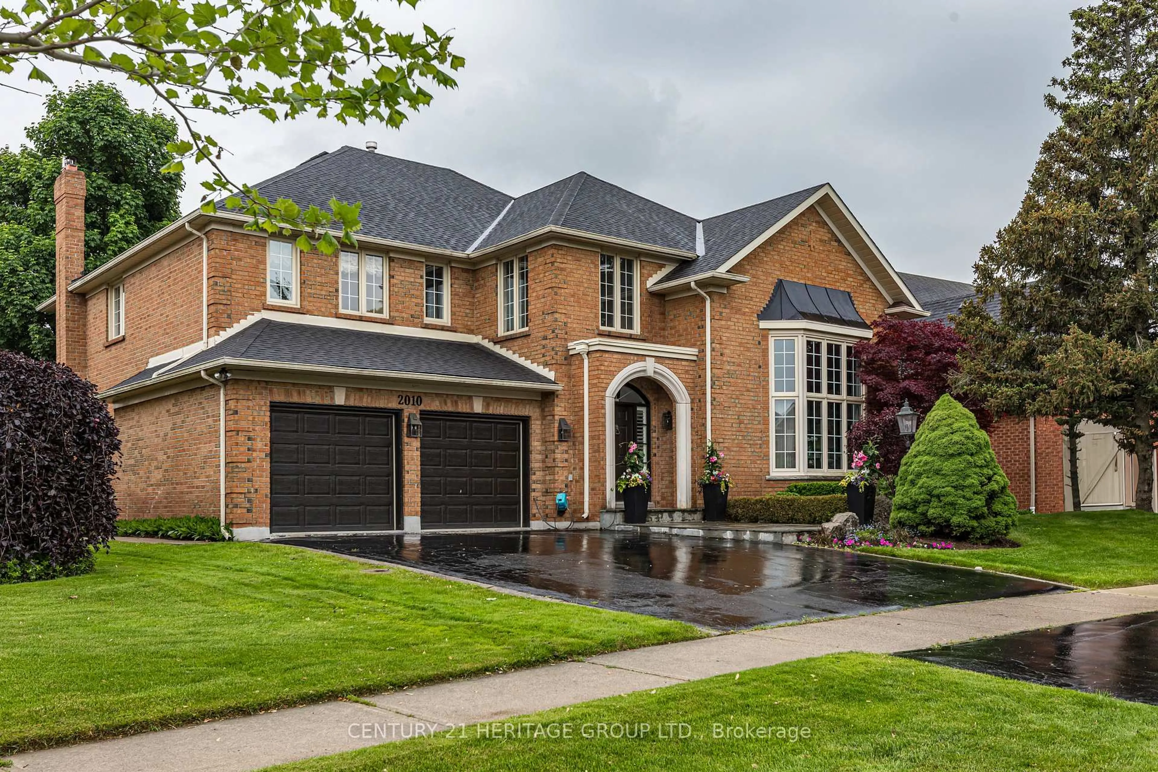 Home with brick exterior material, street for 2010 Parklane Cres, Burlington Ontario L7M 3V5