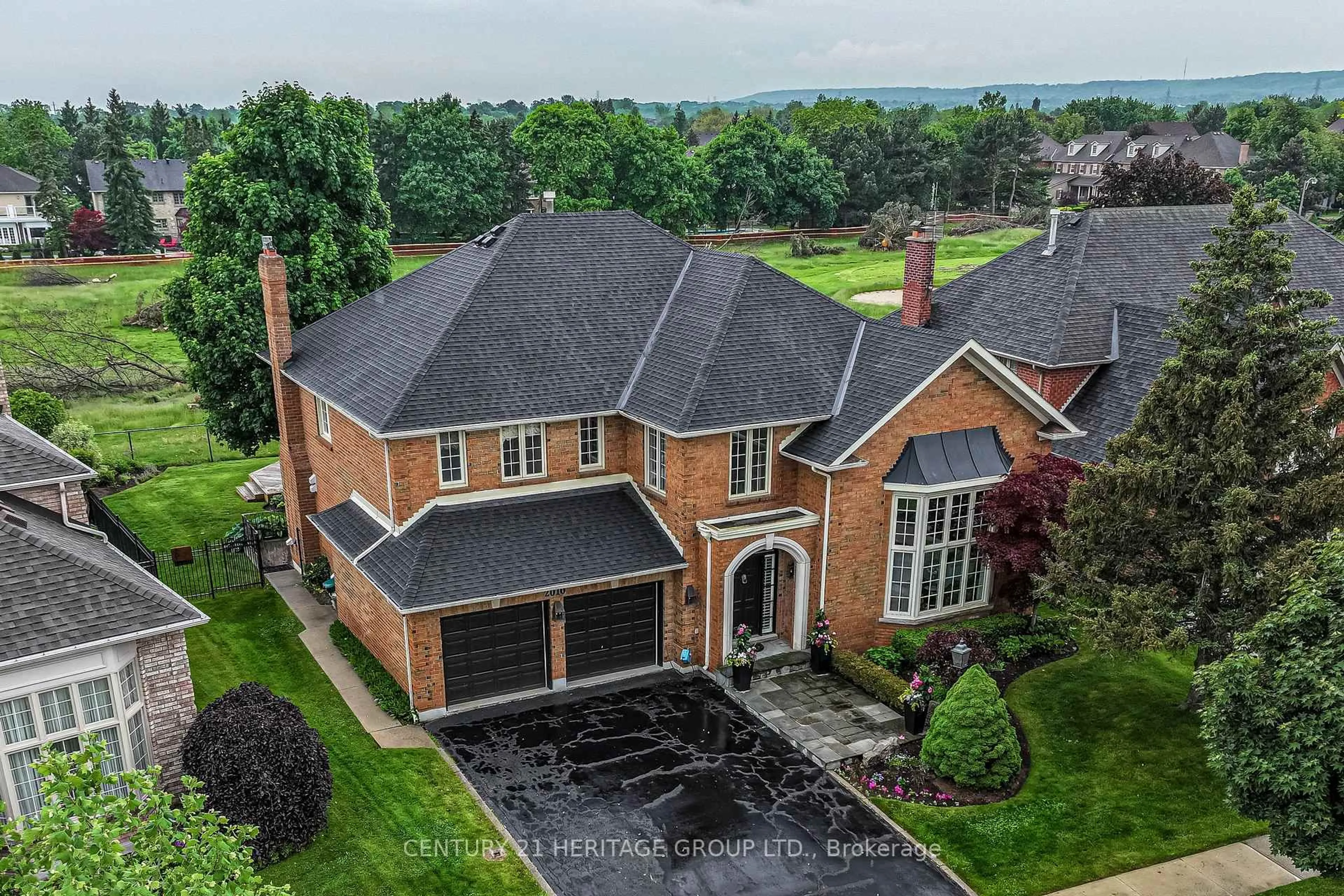 A pic from outside/outdoor area/front of a property/back of a property/a pic from drone, street for 2010 Parklane Cres, Burlington Ontario L7M 3V5