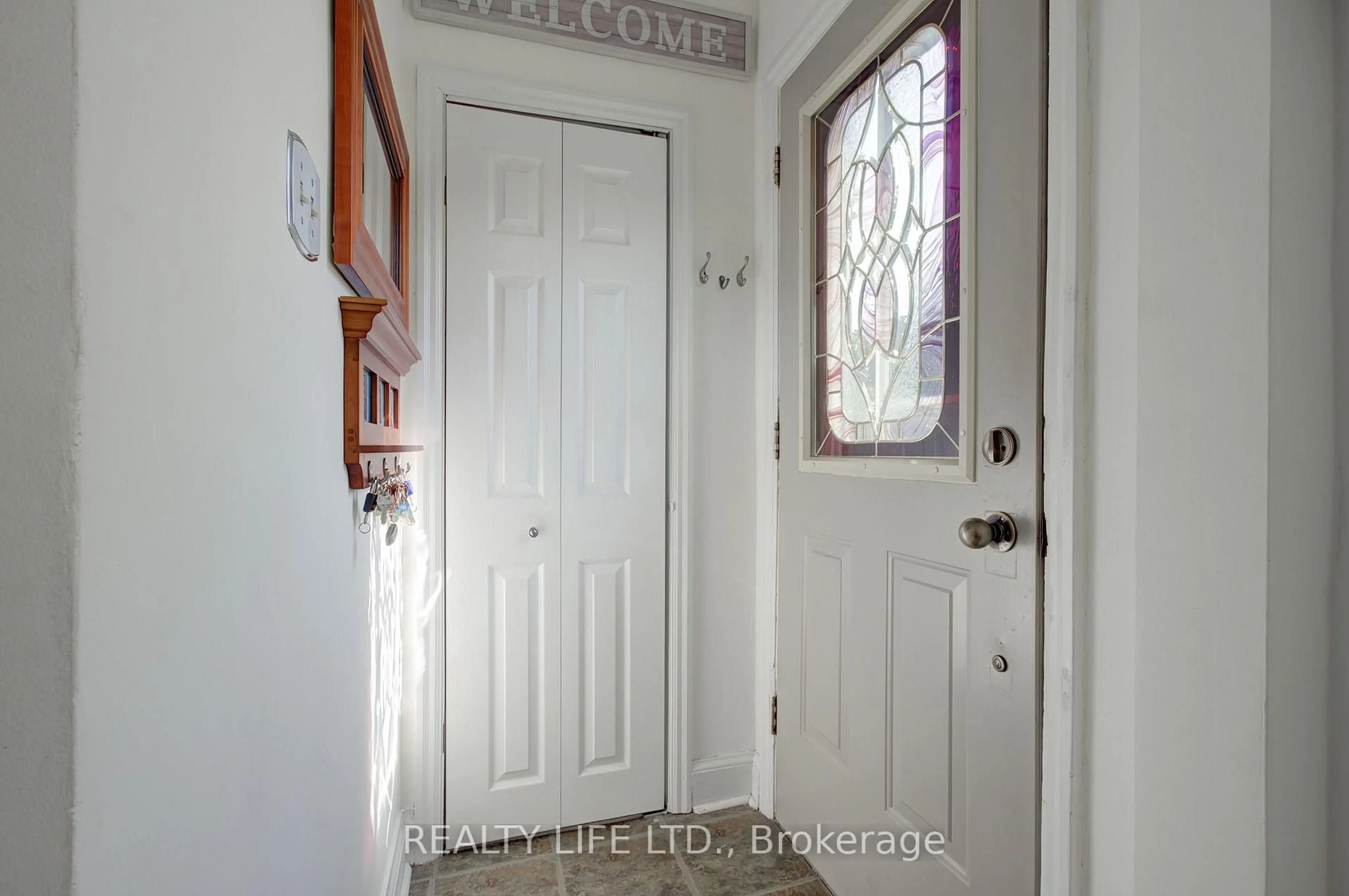 Indoor entryway for 258 Gamma St, Toronto Ontario M8W 4H1