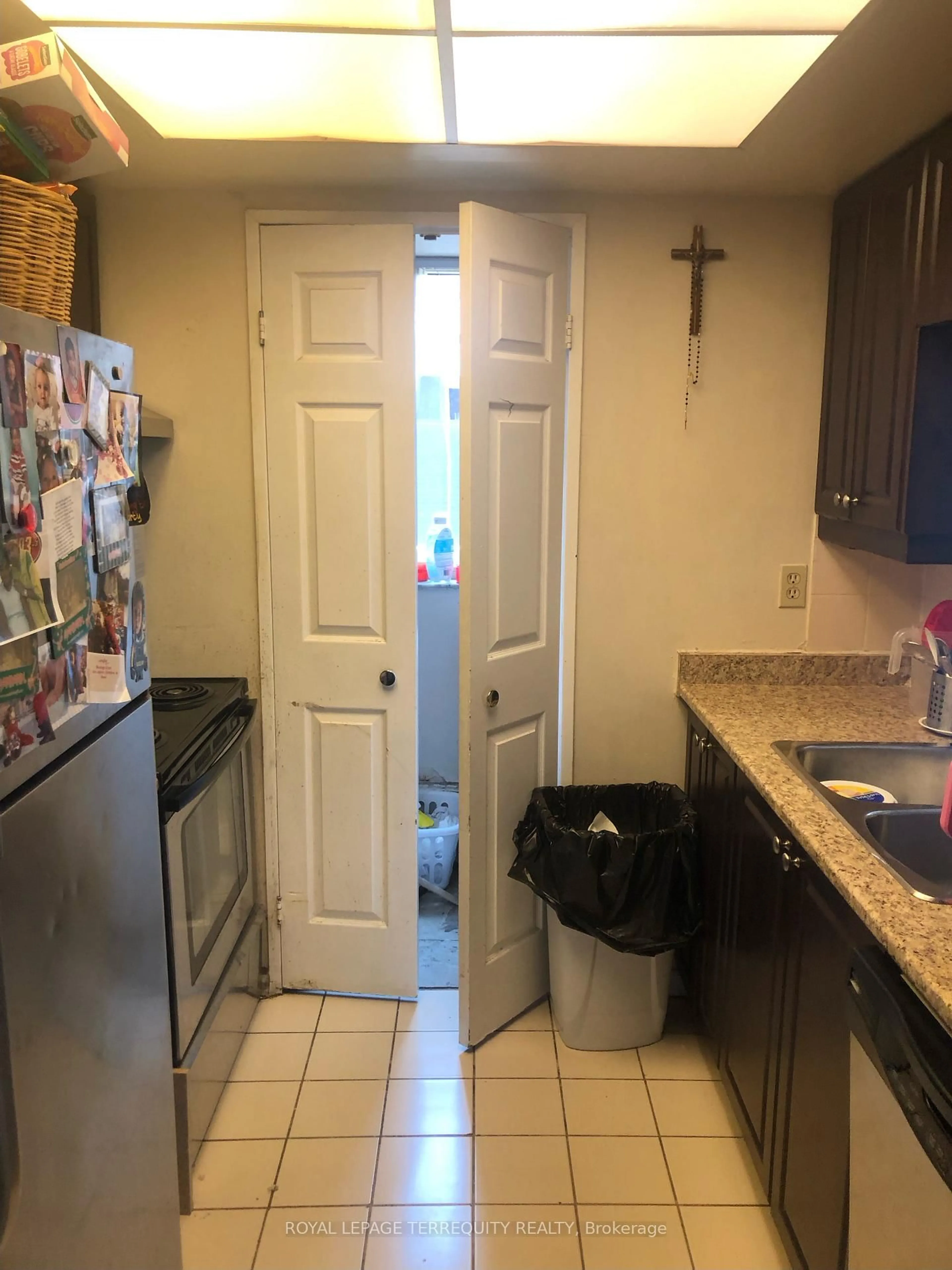 Standard kitchen, unknown for 285 Enfield Pl #210, Mississauga Ontario L5B 3Y6