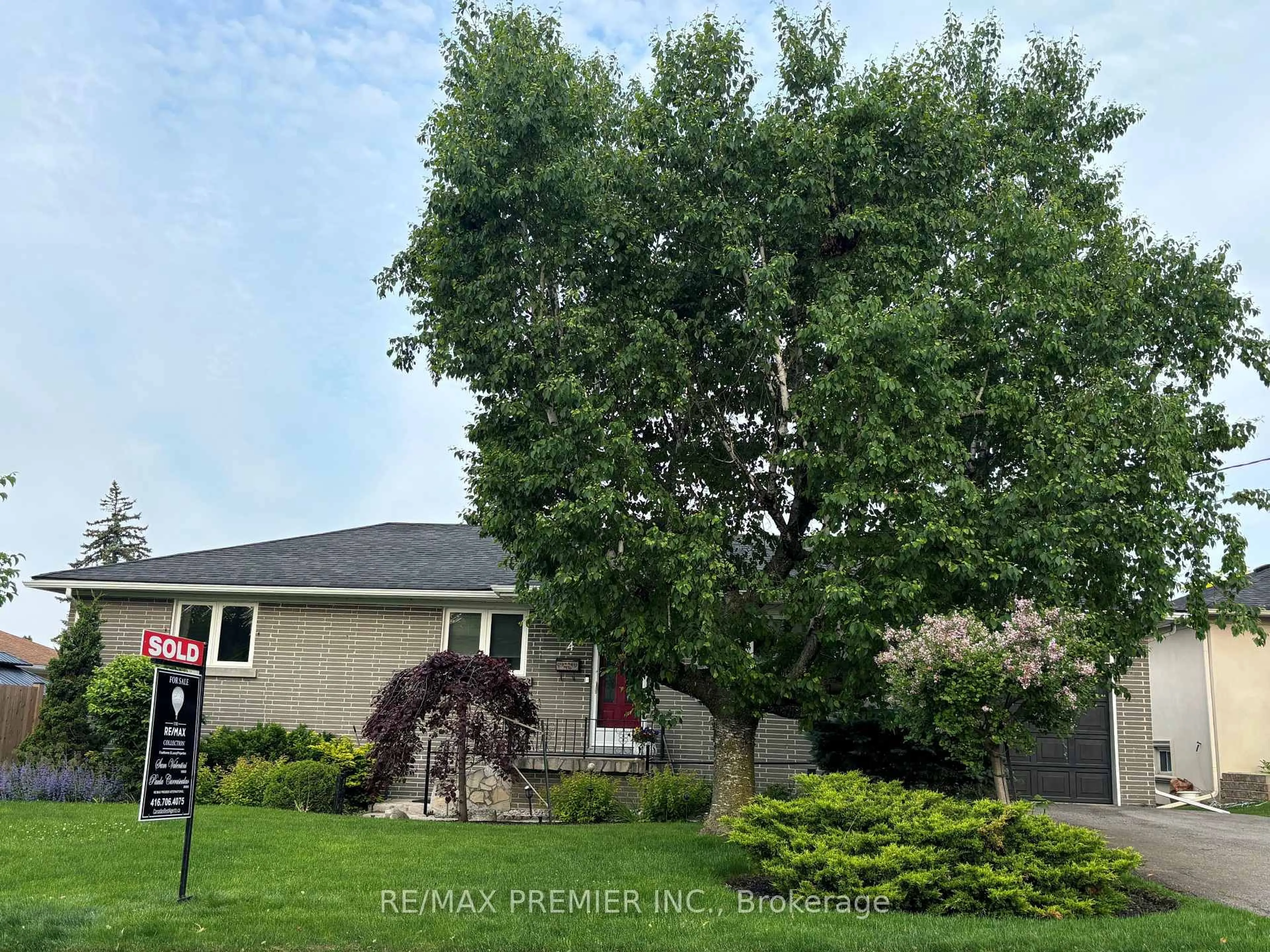 A pic from outside/outdoor area/front of a property/back of a property/a pic from drone, unknown for 4 Weldon Crt, Toronto Ontario M6L 1V5