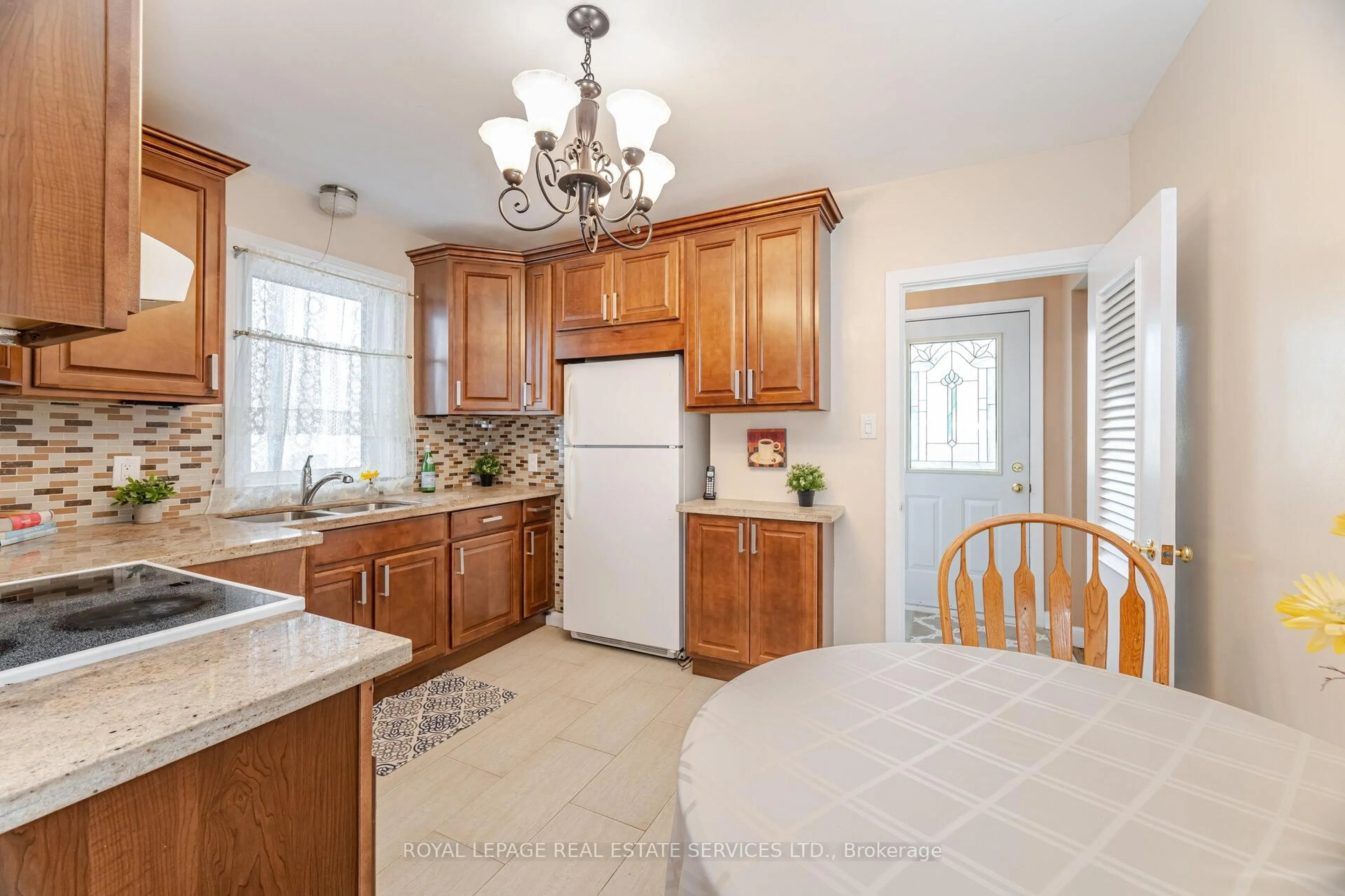 Standard kitchen, ceramic/tile floor for 46 Cardigan Rd, Toronto Ontario M8Z 2W2