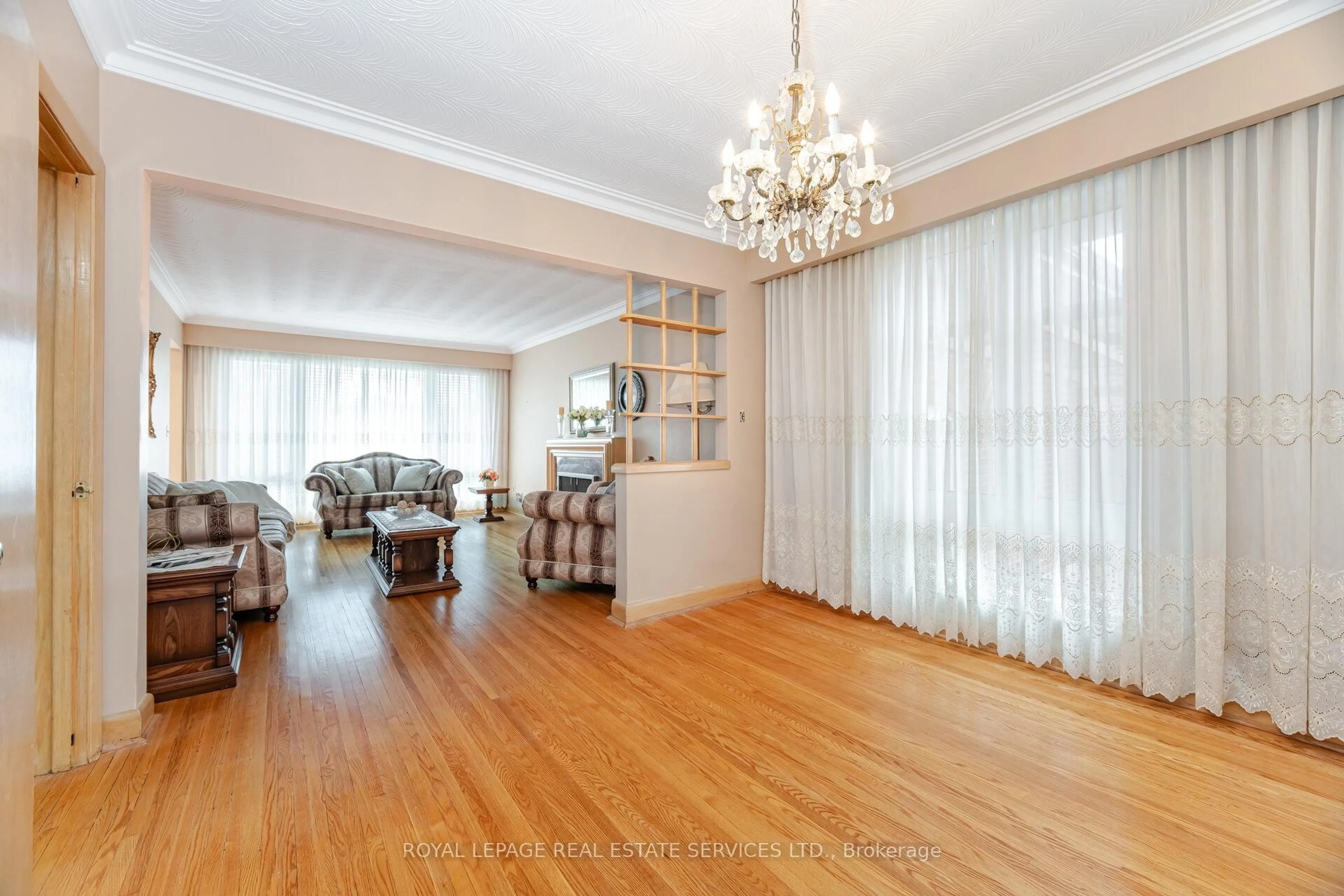 Living room with furniture, wood/laminate floor for 46 Cardigan Rd, Toronto Ontario M8Z 2W2