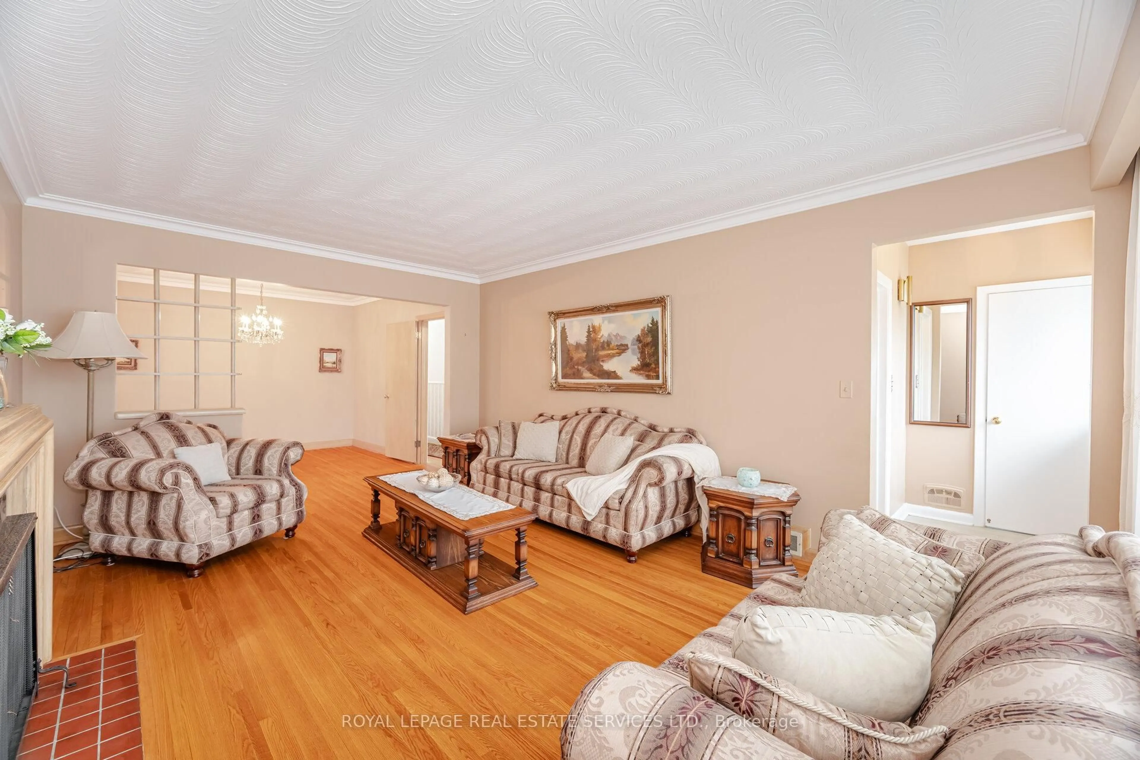 Living room with furniture, wood/laminate floor for 46 Cardigan Rd, Toronto Ontario M8Z 2W2