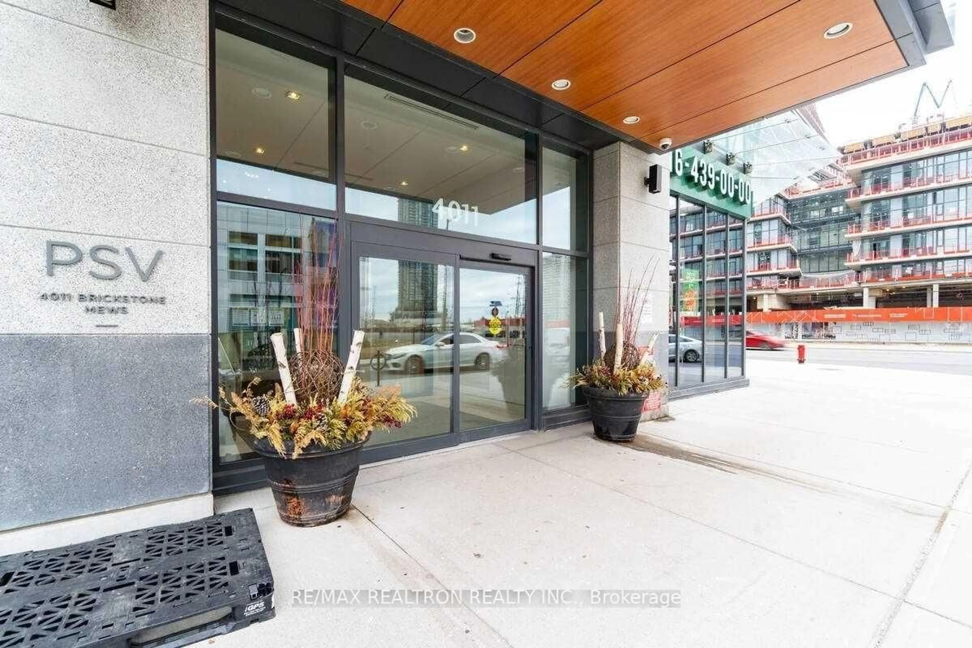 Indoor foyer for 4011 Brickstone Mews #2506, Mississauga Ontario L5B 0G3