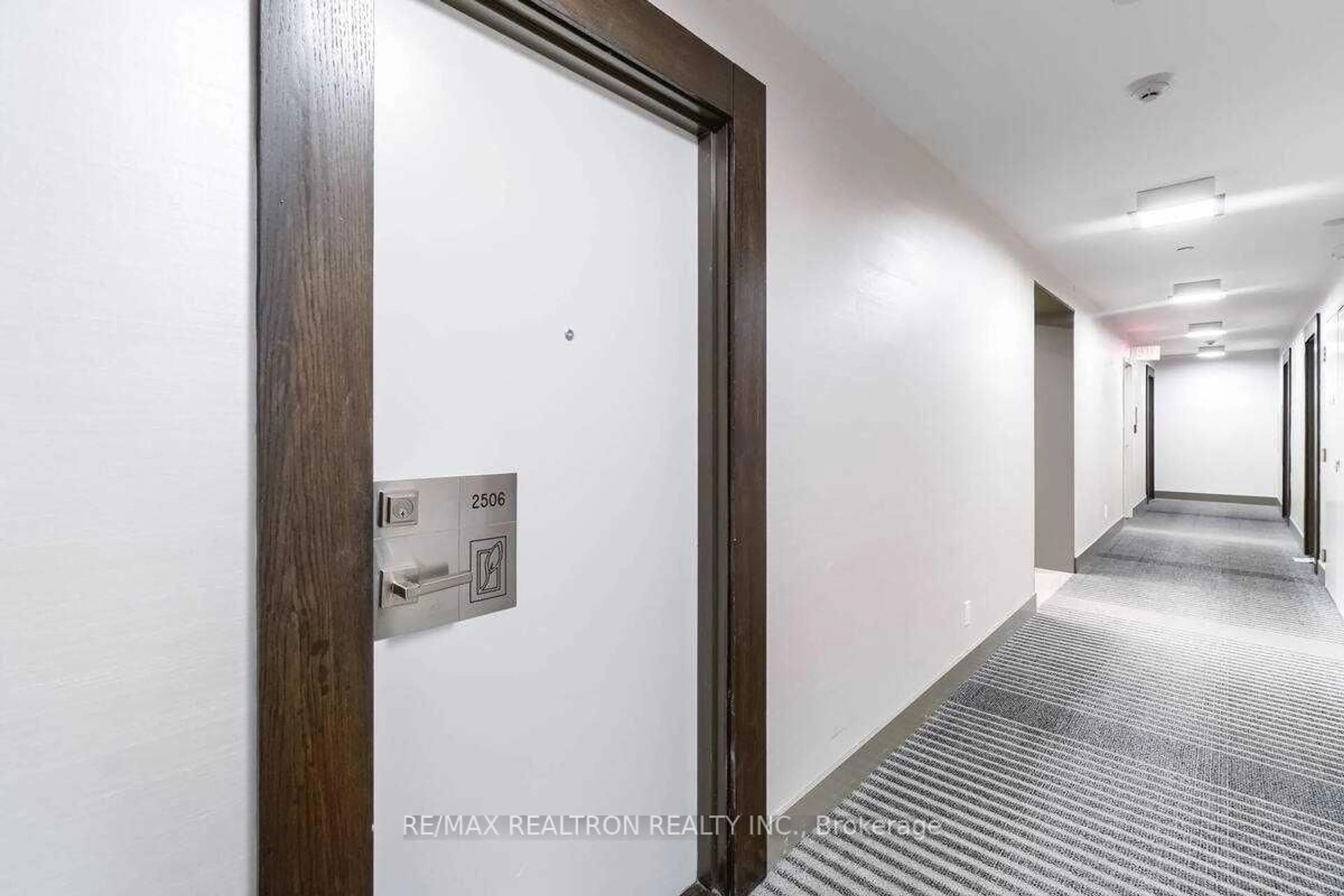 Indoor foyer for 4011 Brickstone Mews #2506, Mississauga Ontario L5B 0G3
