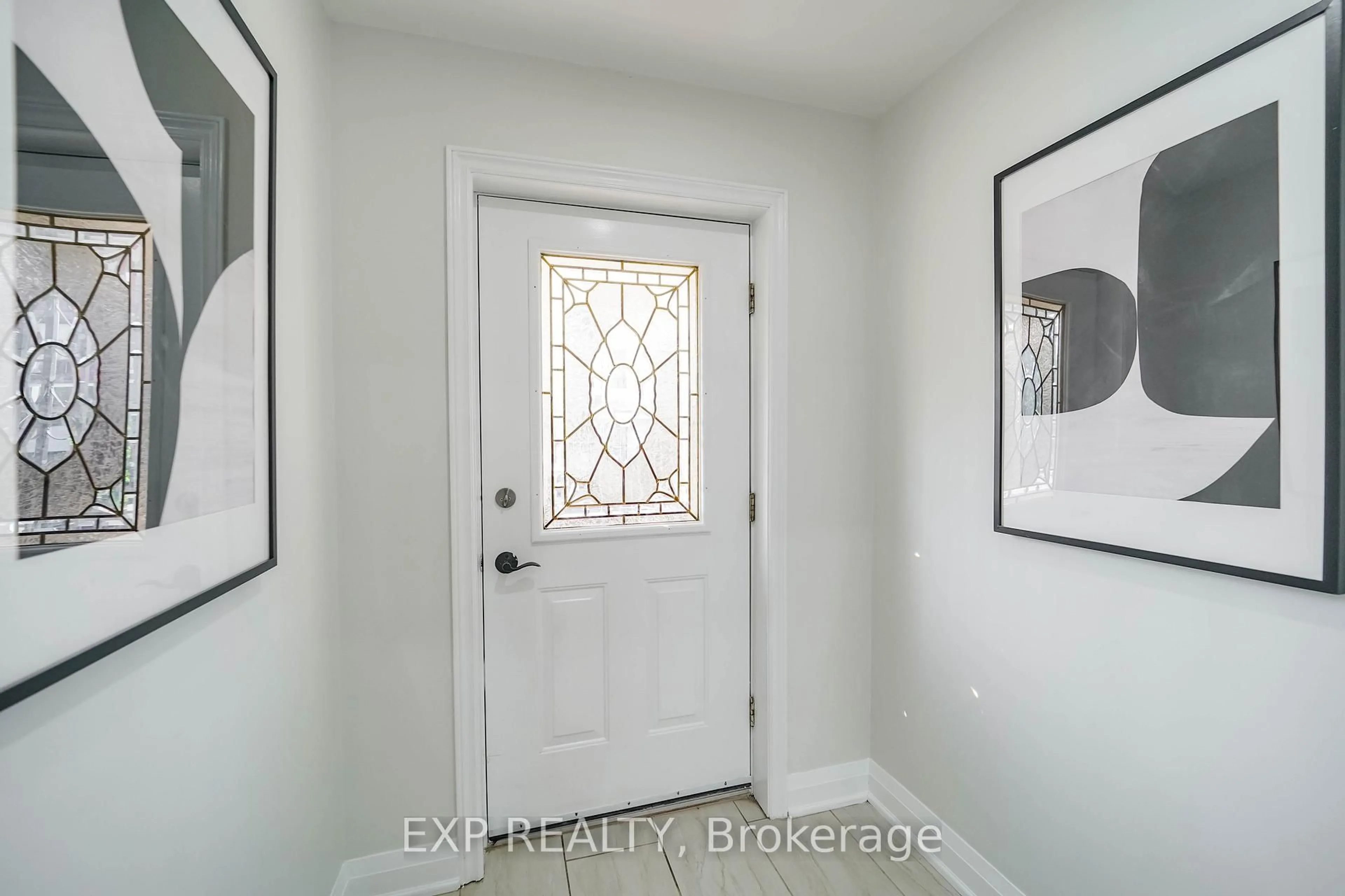 Indoor entryway for 4 Northumberland St, Toronto Ontario M6H 1P7