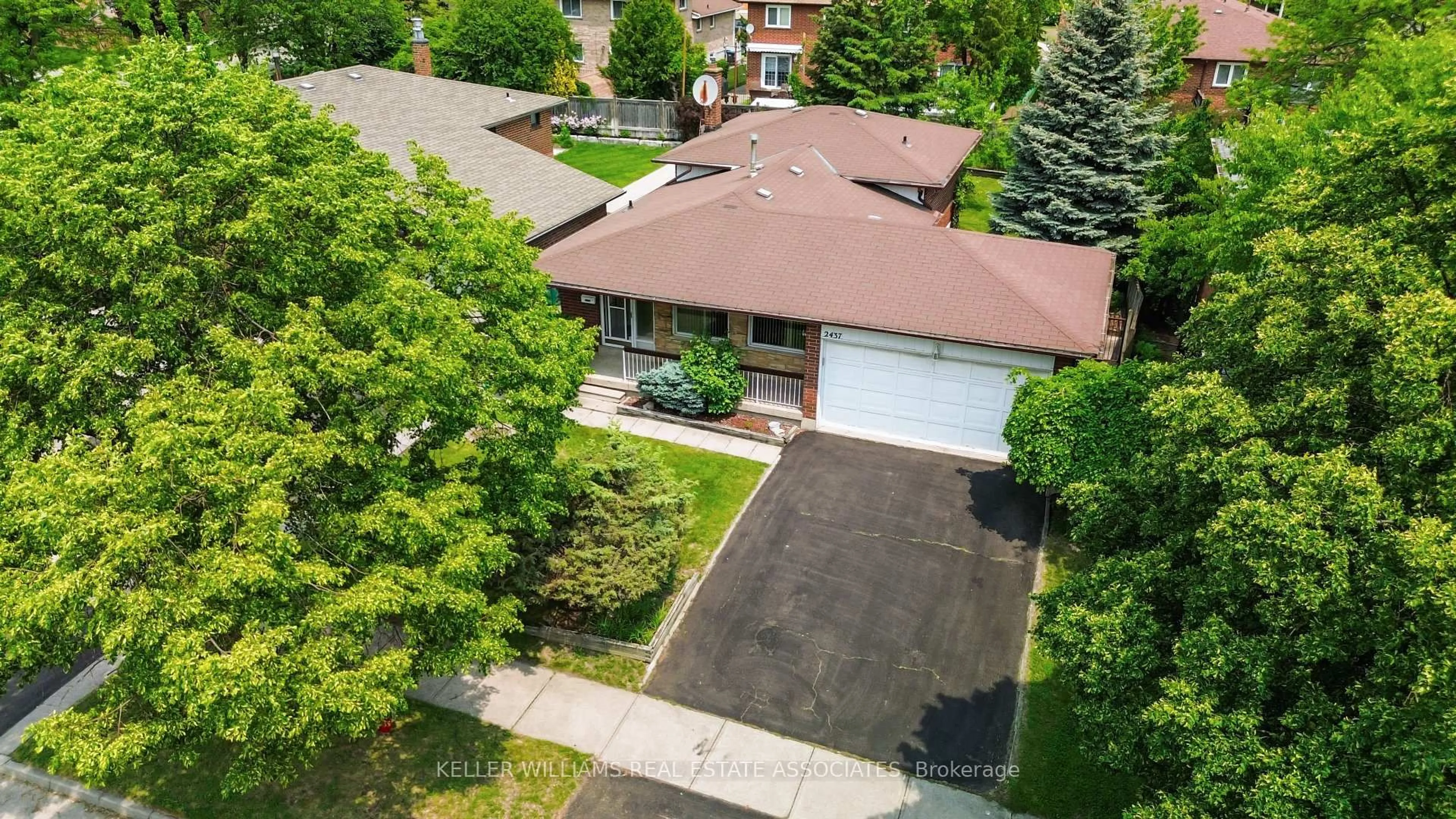 A pic from outside/outdoor area/front of a property/back of a property/a pic from drone, street for 2437 Chilsworthy Ave, Mississauga Ontario L5B 2R4