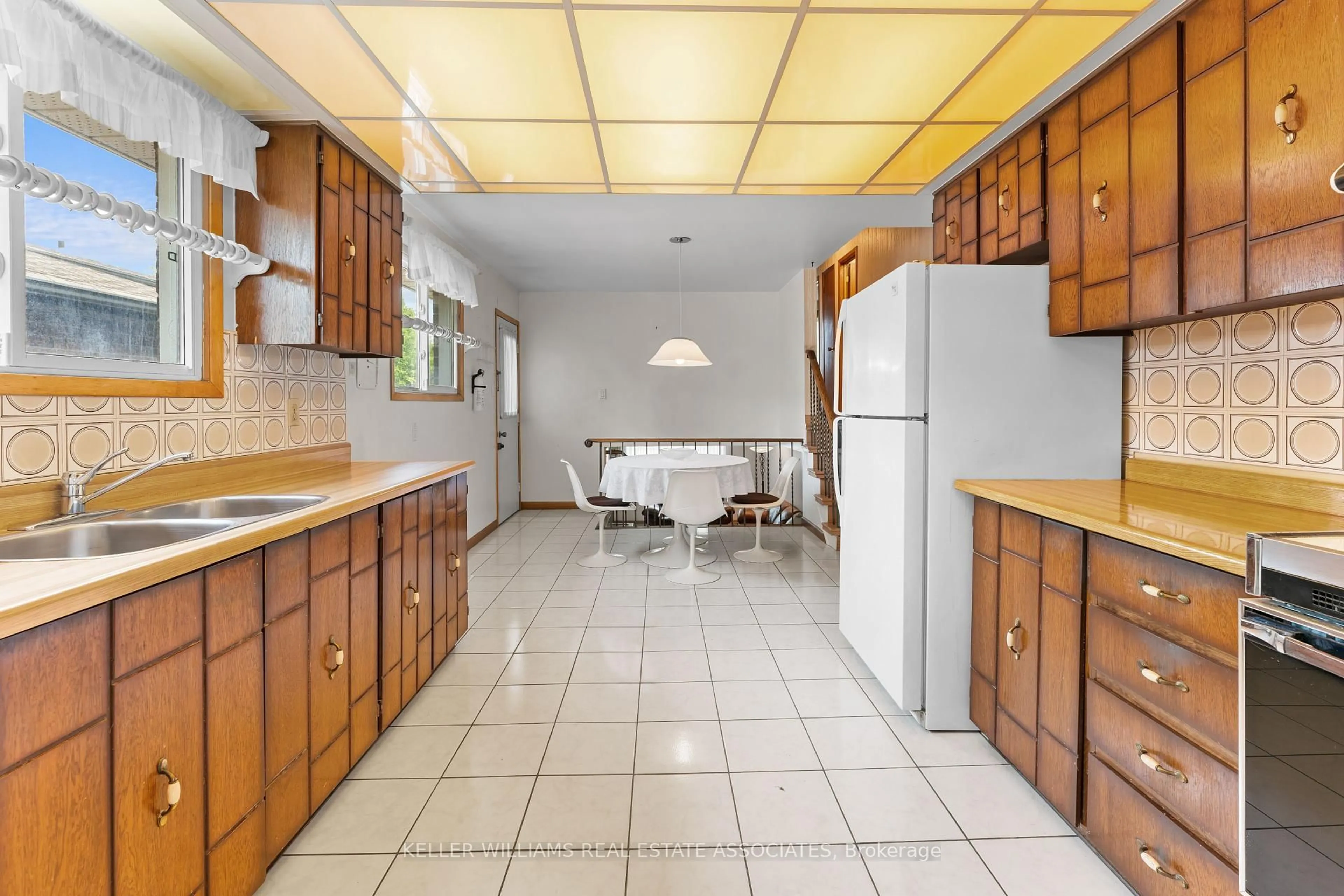 Standard kitchen, ceramic/tile floor for 2437 Chilsworthy Ave, Mississauga Ontario L5B 2R4
