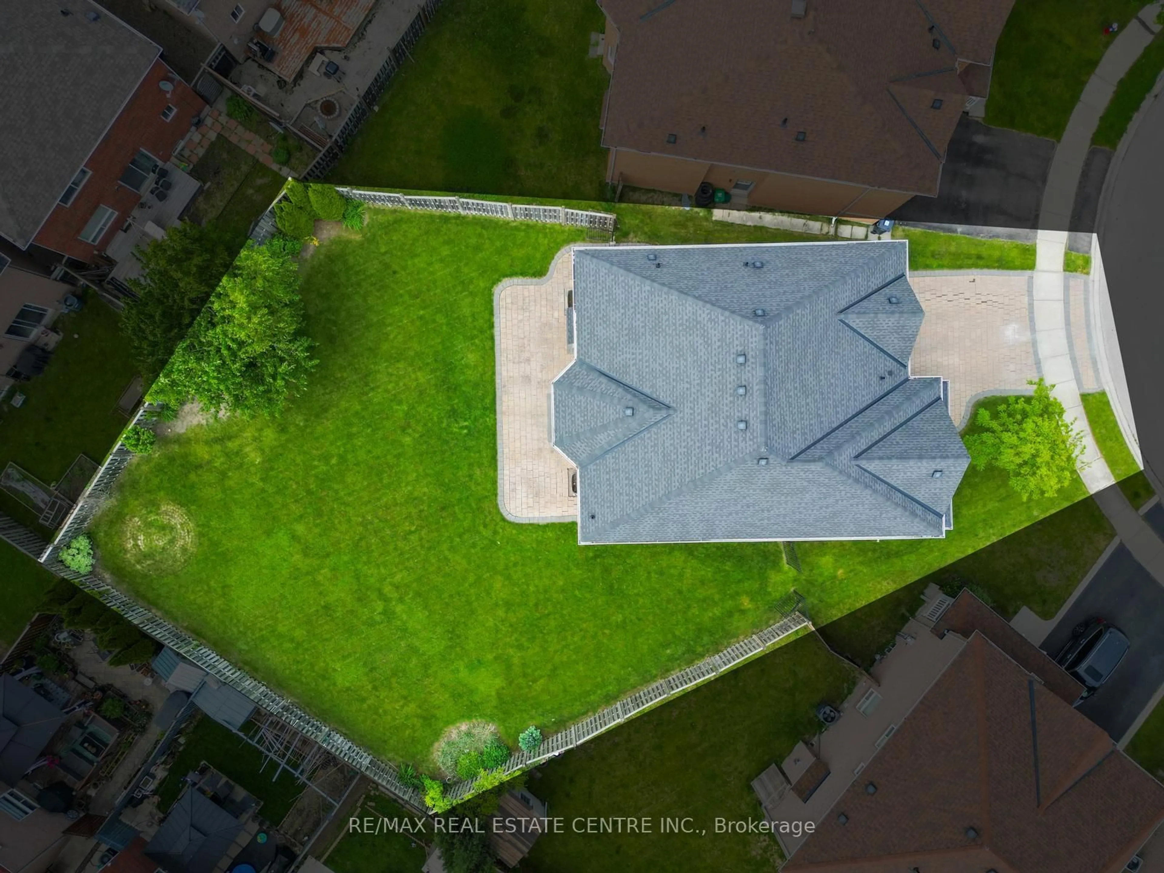 A pic from outside/outdoor area/front of a property/back of a property/a pic from drone, unknown for 26 Ferncastle Cres, Brampton Ontario L7A 3P2