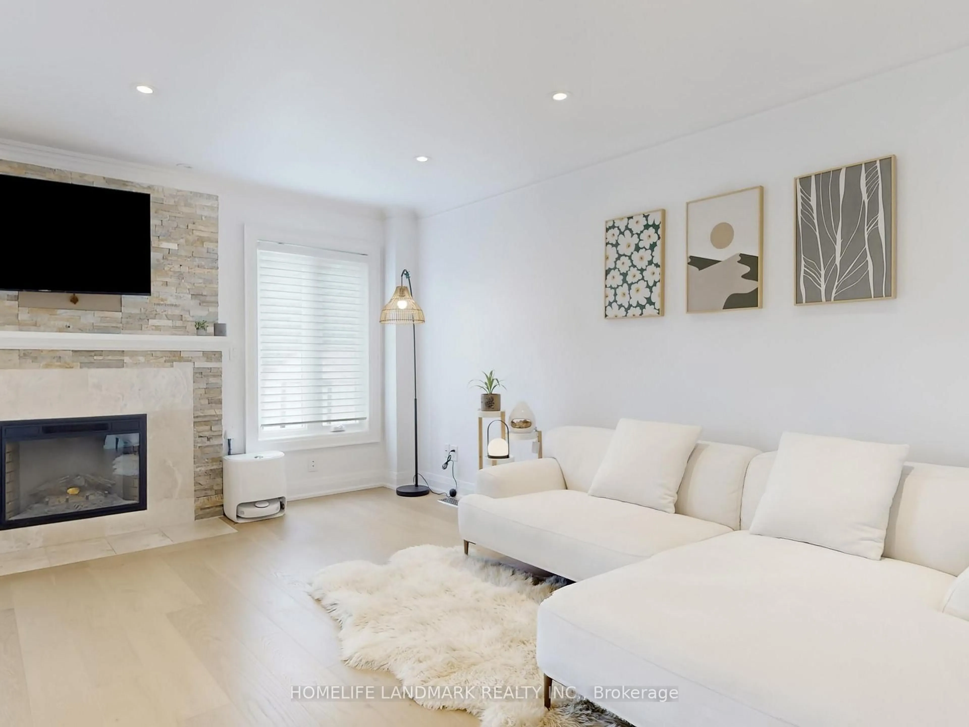 Living room with furniture, unknown for 168 Kingsbridge Garden Circ, Mississauga Ontario L5R 1T5