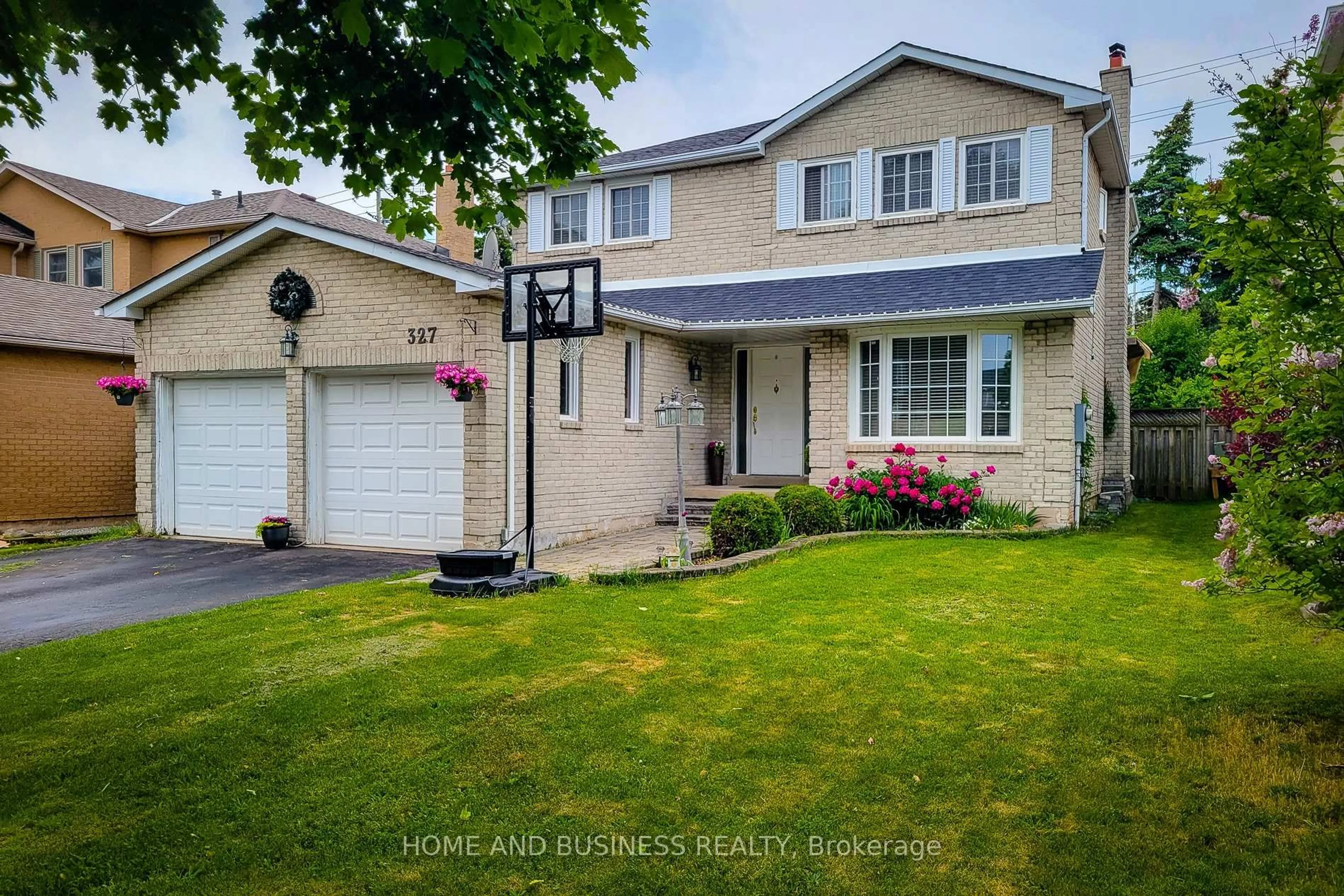 A pic from outside/outdoor area/front of a property/back of a property/a pic from drone, street for 327 PARKLANE Rd, Oakville Ontario L6H 4J4