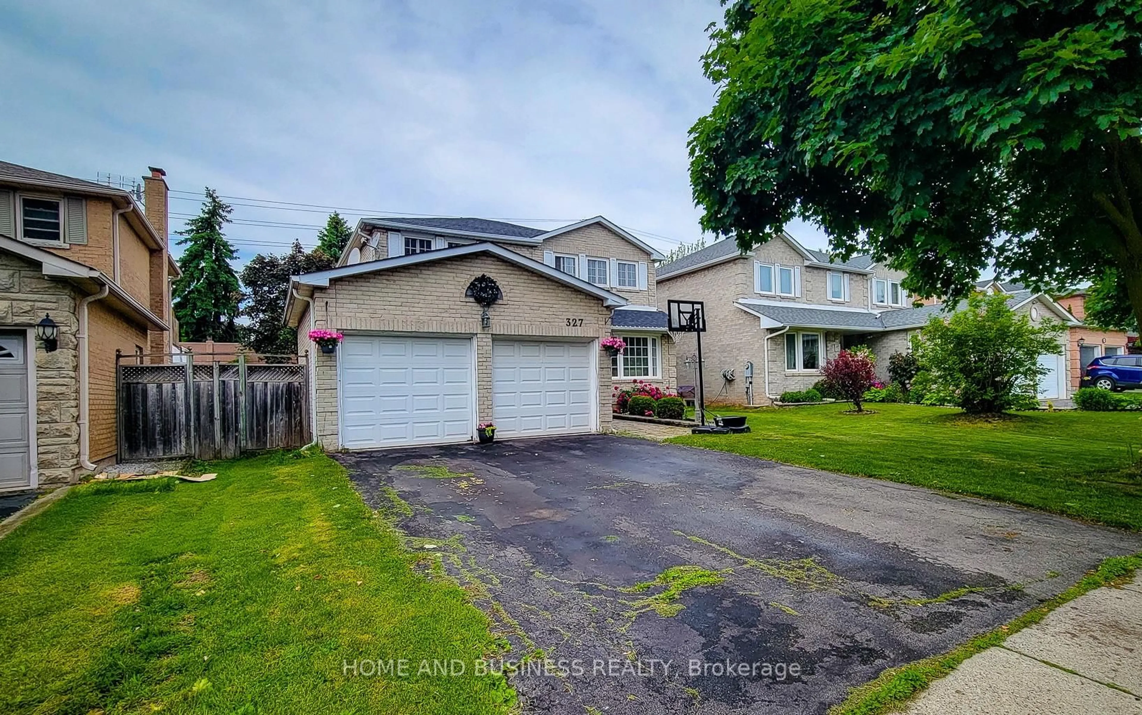 A pic from outside/outdoor area/front of a property/back of a property/a pic from drone, street for 327 PARKLANE Rd, Oakville Ontario L6H 4J4