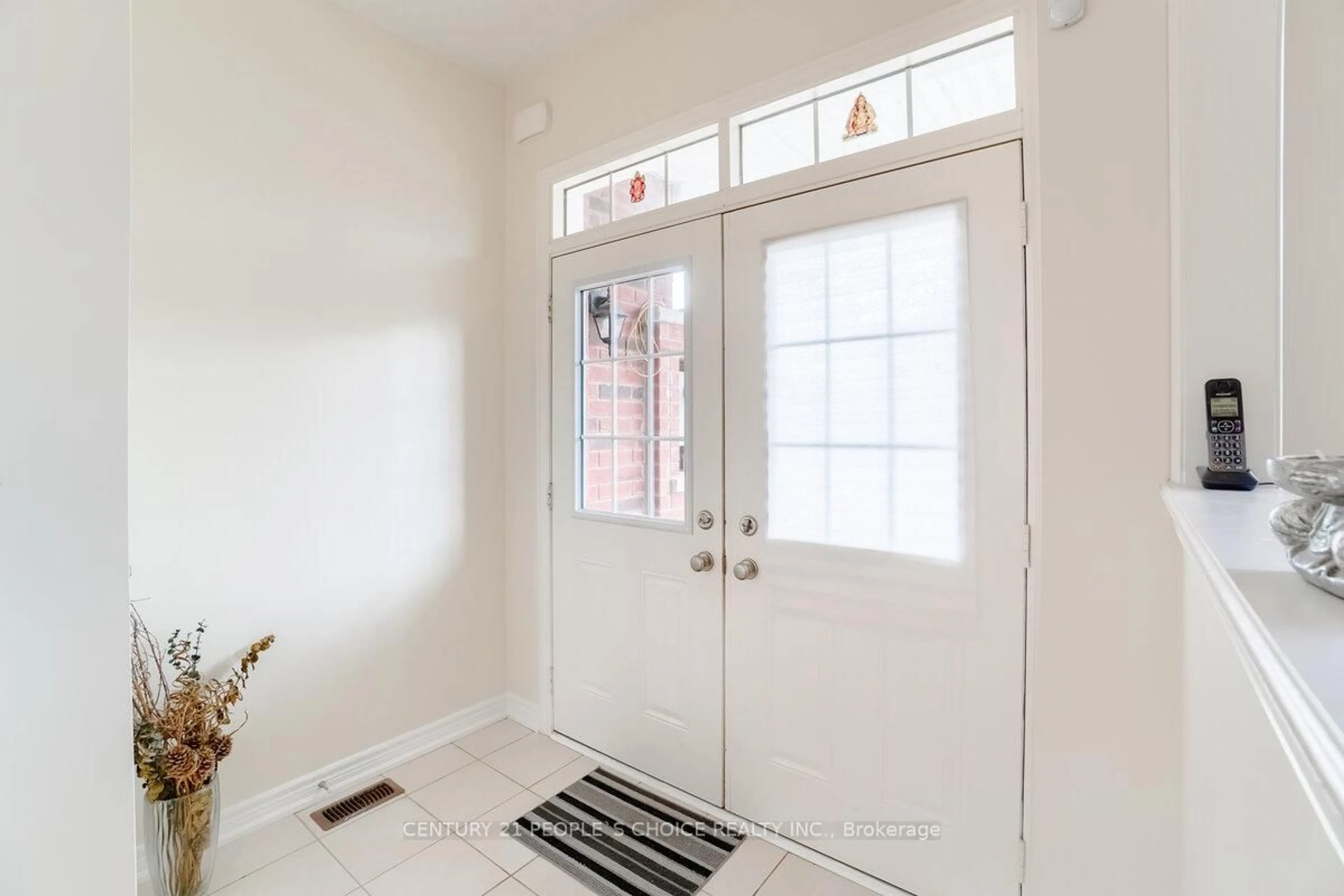 Indoor entryway for 39 Wardenwood Dr, Brampton Ontario L6R 3W4