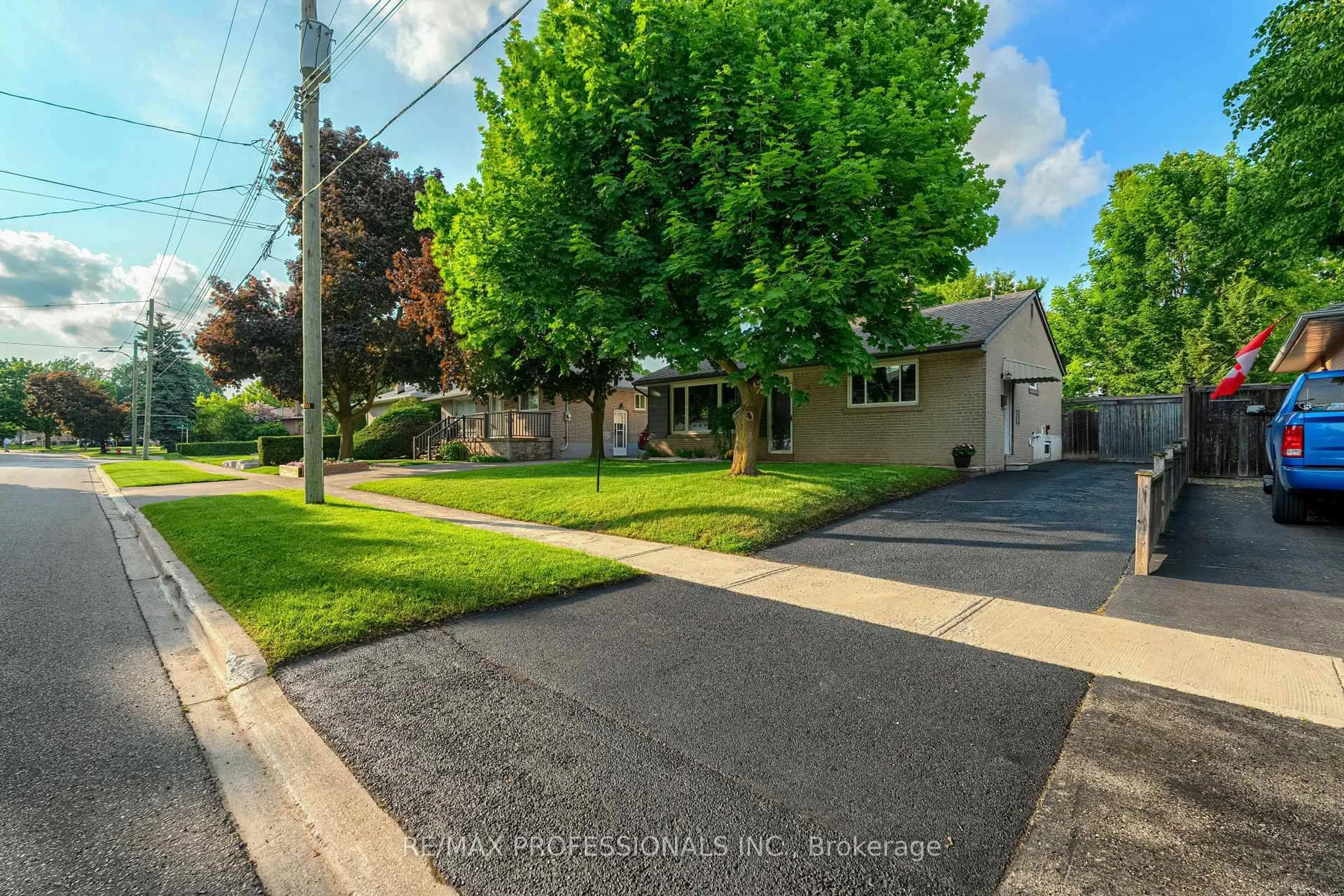 A pic from outside/outdoor area/front of a property/back of a property/a pic from drone, street for 18 Weber Dr, Halton Hills Ontario L7G 1C3