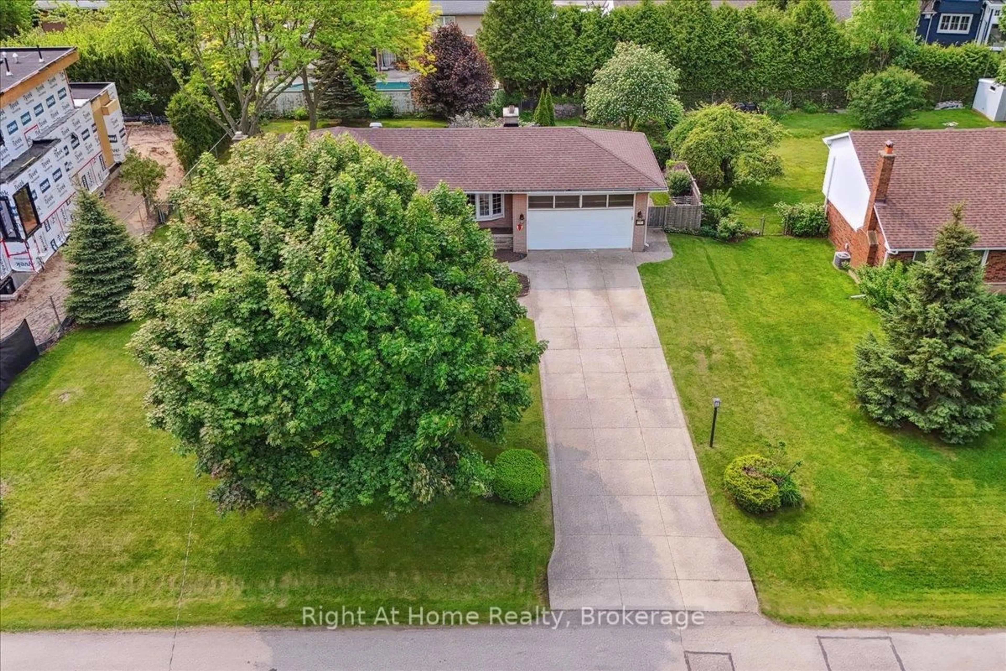 A pic from outside/outdoor area/front of a property/back of a property/a pic from drone, street for 357 Seaton Dr, Oakville Ontario L6L 3X9