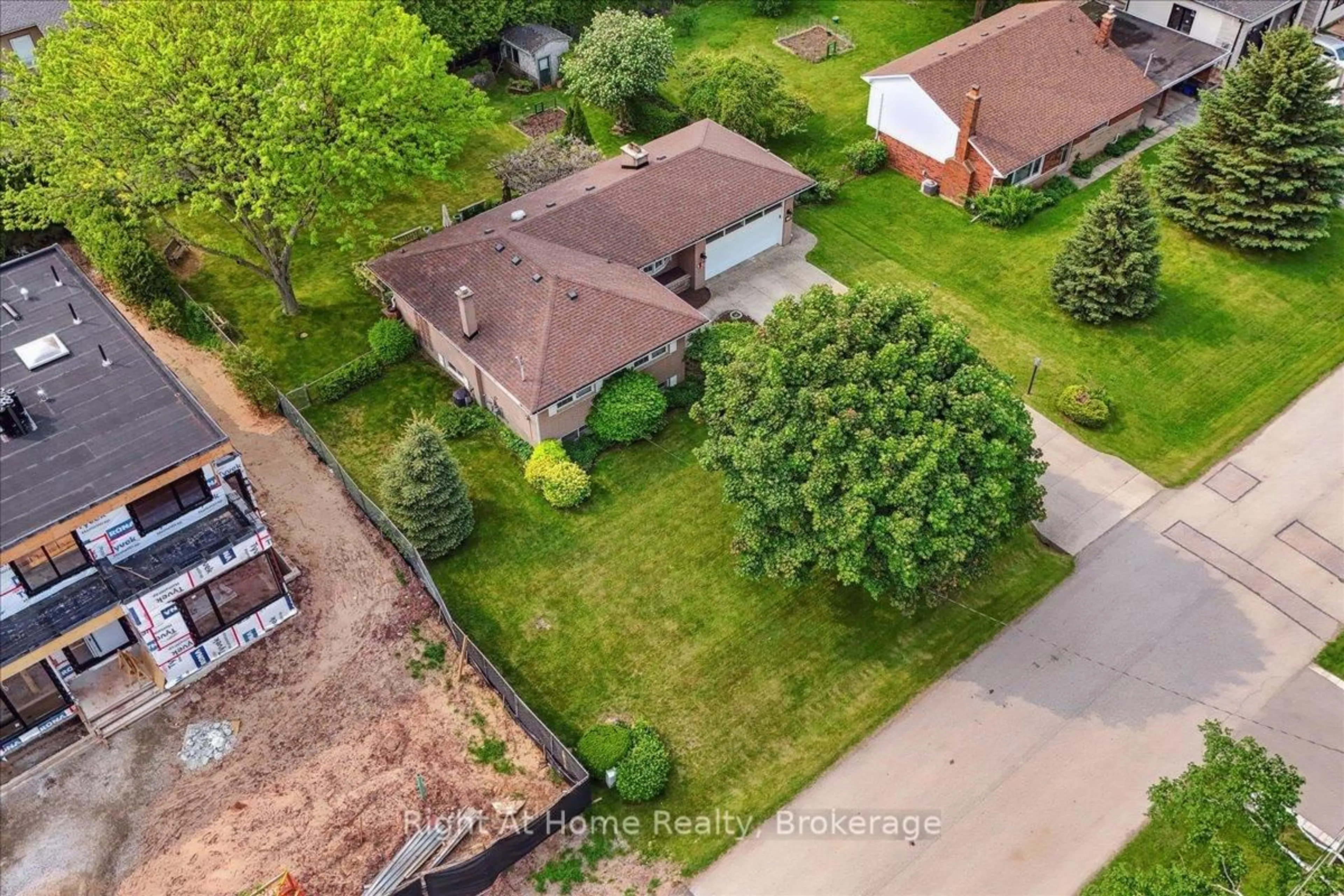 A pic from outside/outdoor area/front of a property/back of a property/a pic from drone, street for 357 Seaton Dr, Oakville Ontario L6L 3X9