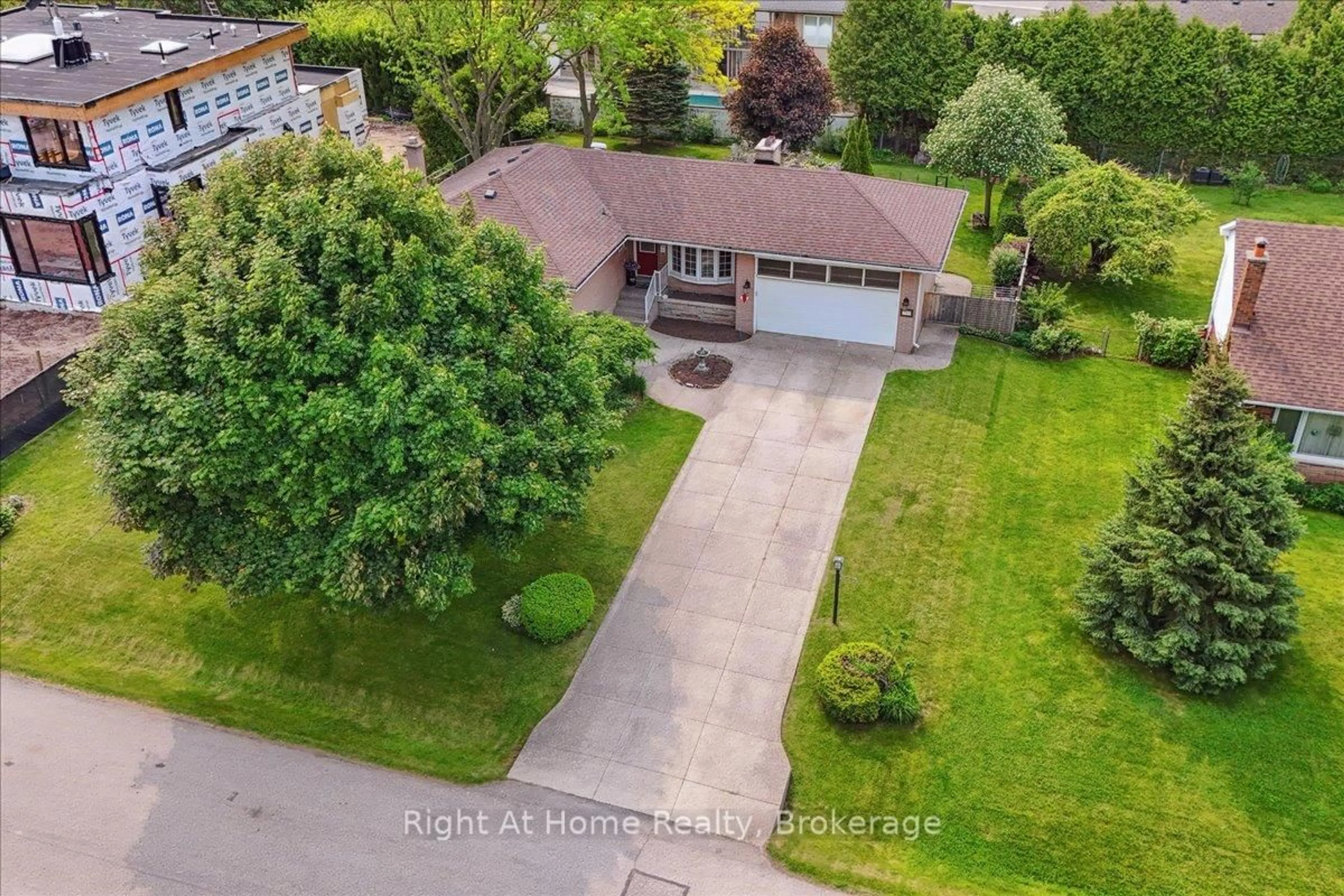 A pic from outside/outdoor area/front of a property/back of a property/a pic from drone, street for 357 Seaton Dr, Oakville Ontario L6L 3X9